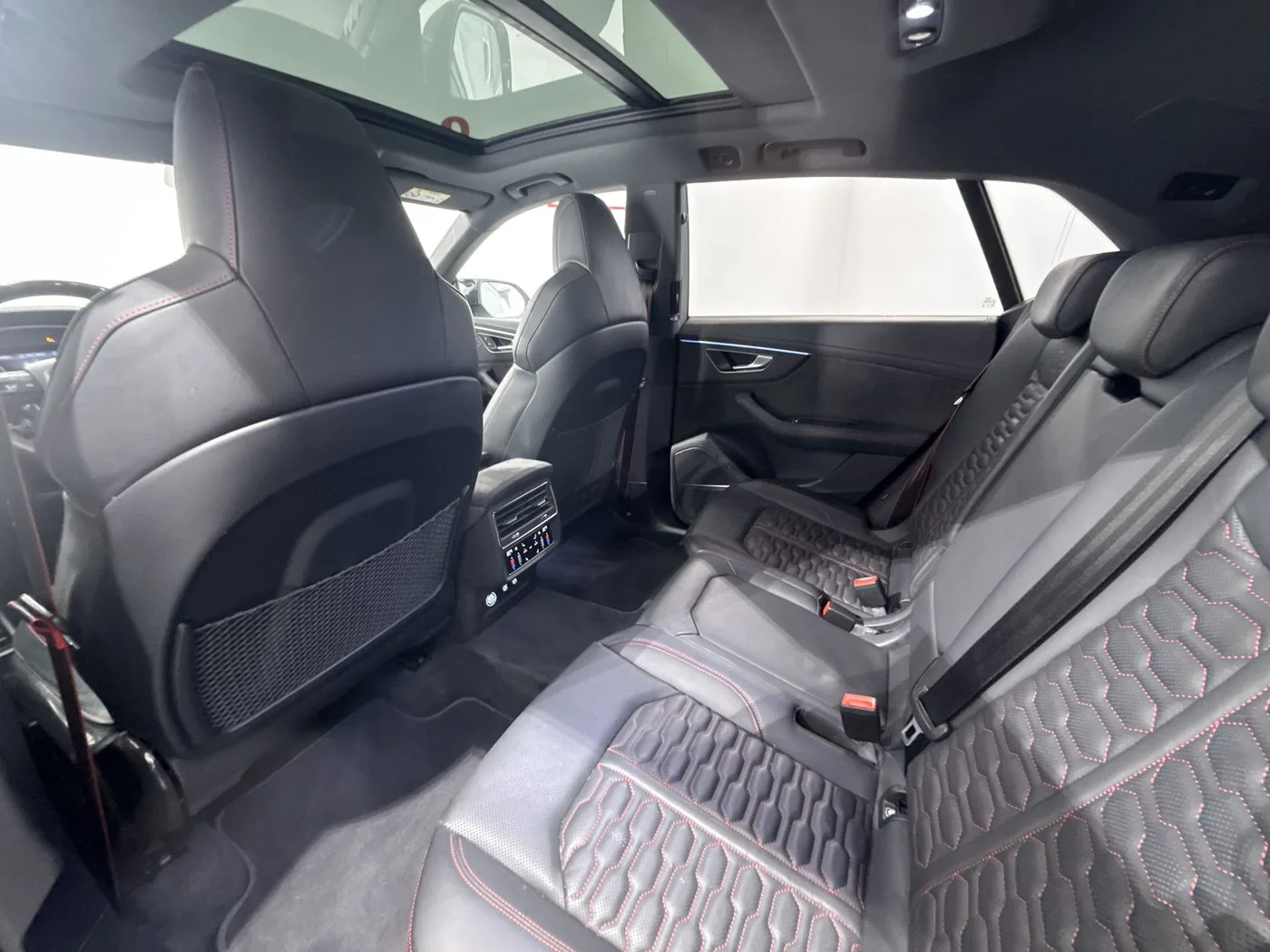2019 Audi RS Q8 angeboten von einem Supersportwagenhändler in Zibido San Giacomo, Italien, Foto 19 von 25