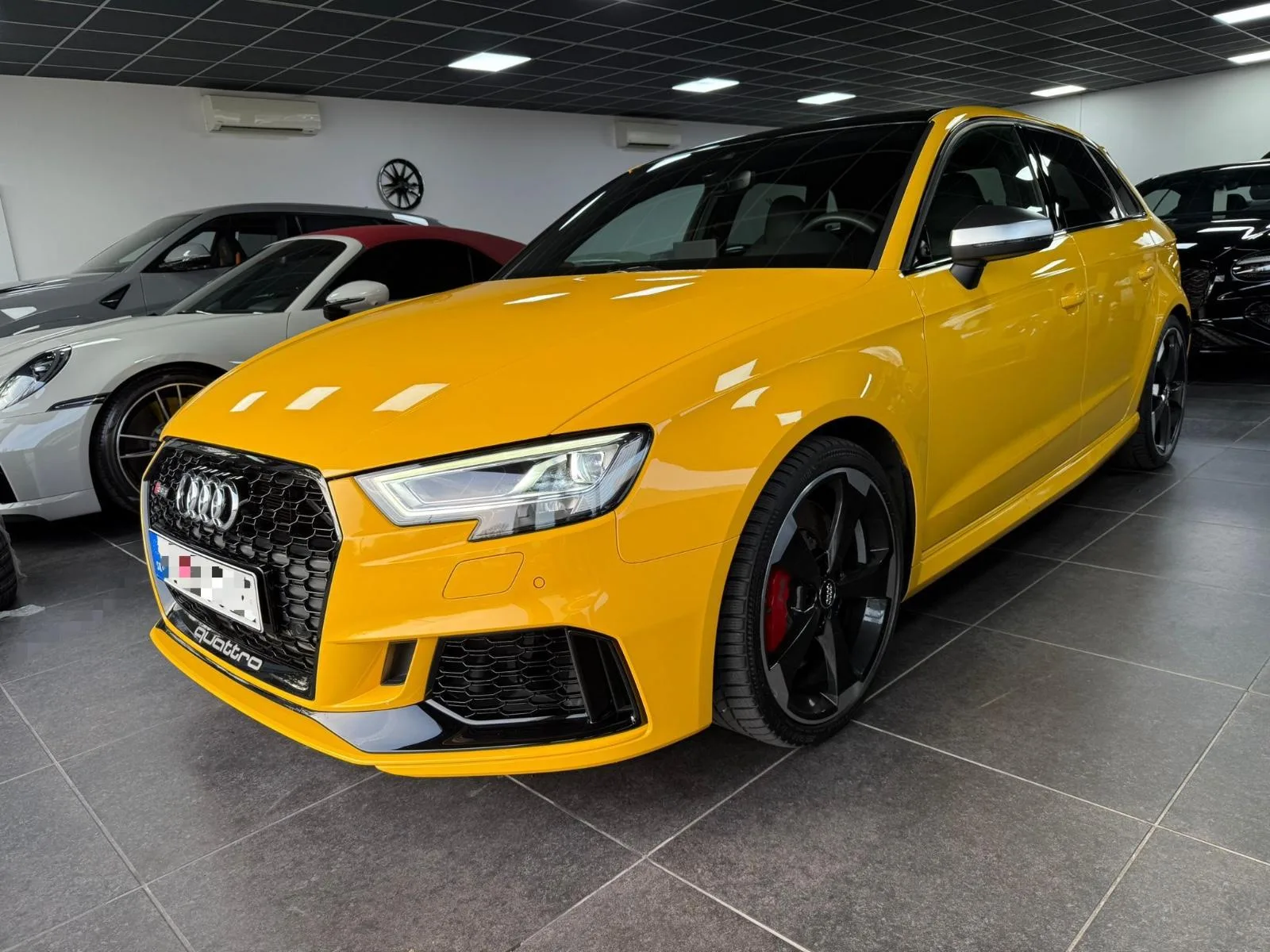 2019 Audi RS3 Sportback proposée par un concessionnaire spécialisé à Bratislava, Slovaquie, photo principale