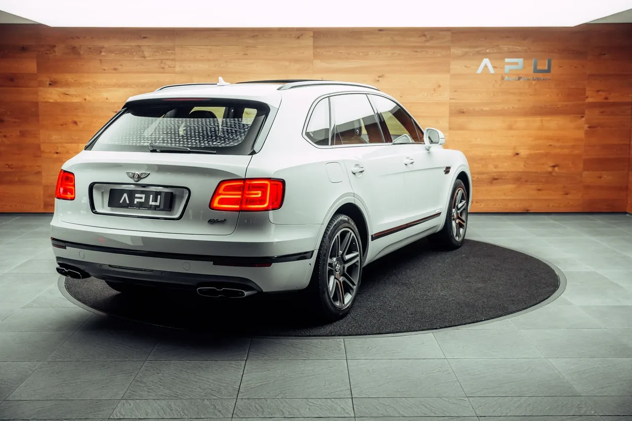 2019 Bentley Bentayga Hybrid proposée par un concessionnaire spécialisé à Uznach, Suisse, photo principale