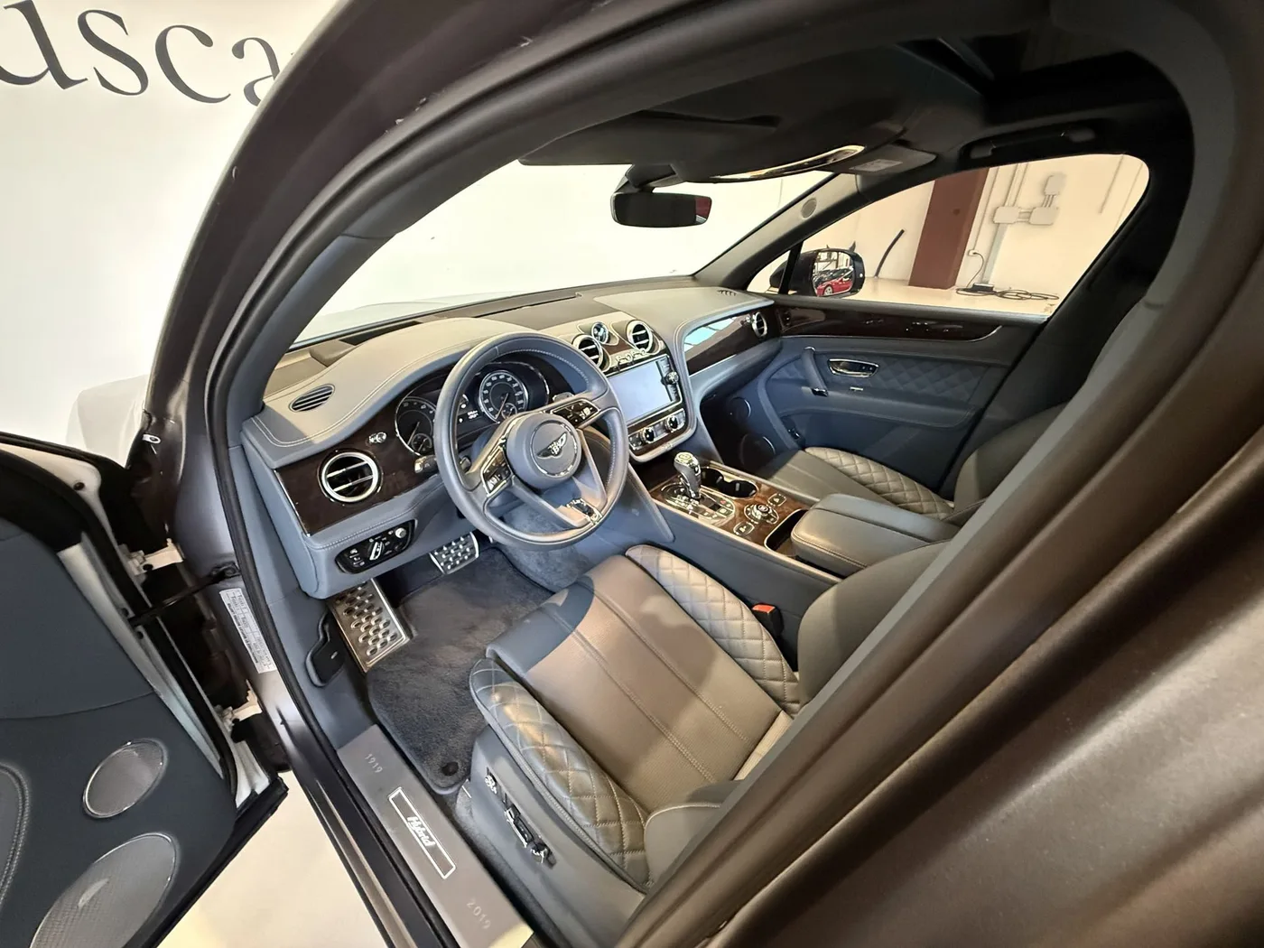 2019 Bentley Bentayga Hybrid offered by a specialist dealer in Lucca, Italy, photo 10 of 25
