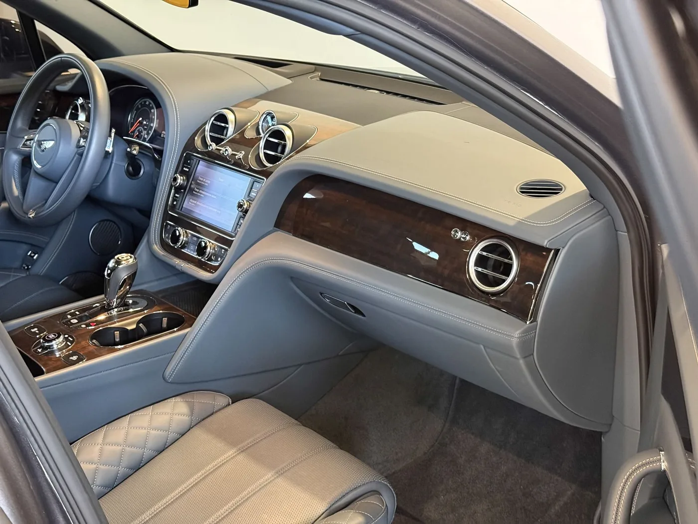 2019 Bentley Bentayga Hybrid offered by a specialist dealer in Lucca, Italy, photo 12 of 25