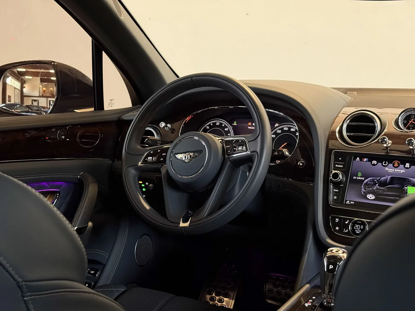 2019 Bentley Bentayga Hybrid offered by a specialist dealer in Lucca, Italy, photo 13 of 25