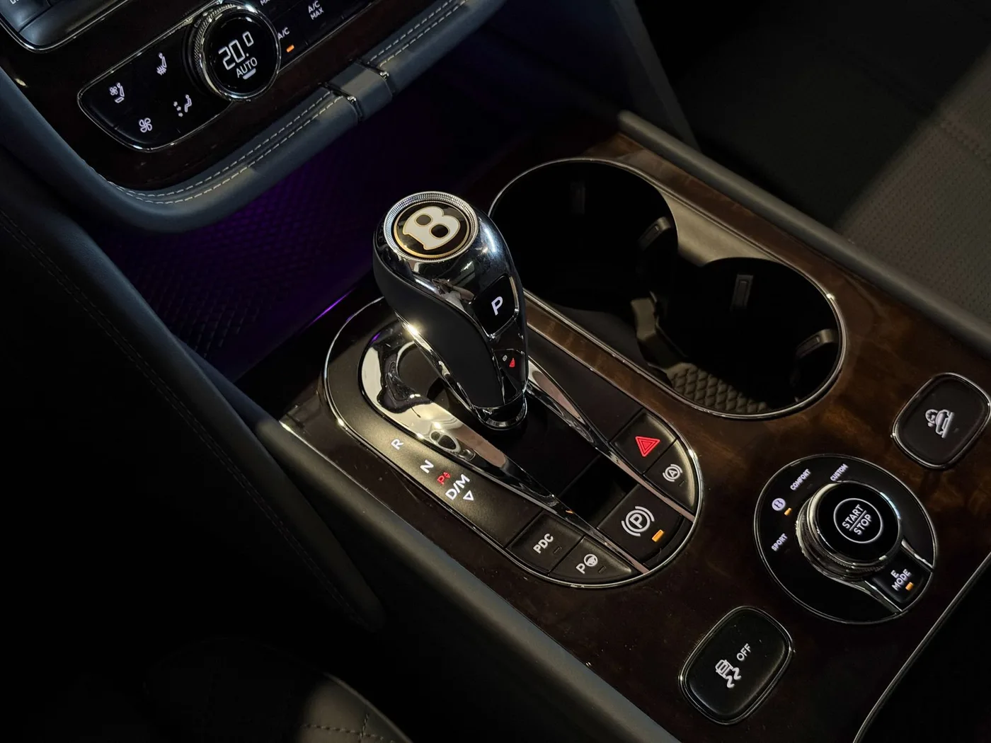2019 Bentley Bentayga Hybrid offered by a specialist dealer in Lucca, Italy, photo 15 of 25
