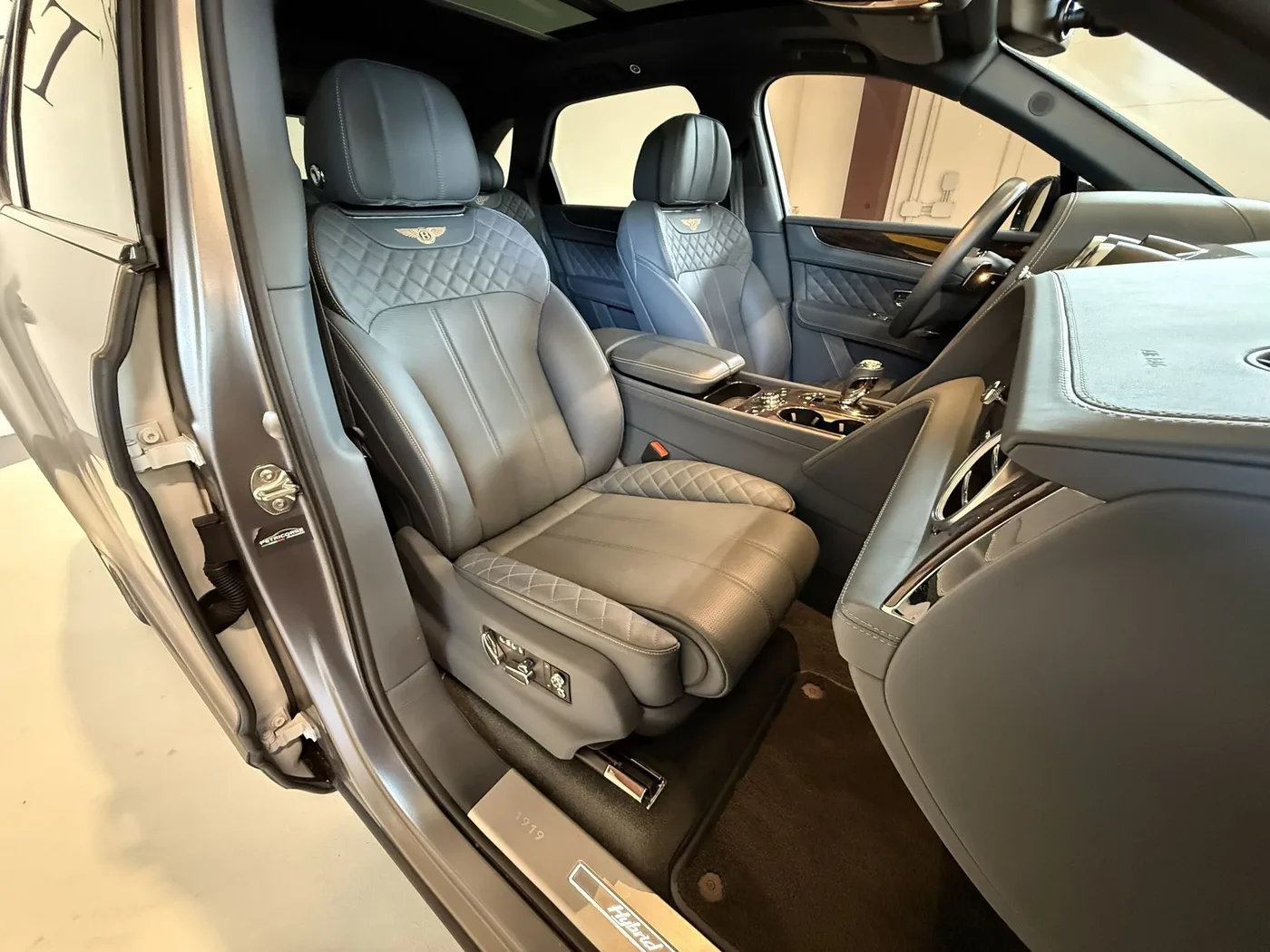 2019 Bentley Bentayga Hybrid offered by a specialist dealer in Lucca, Italy, photo 16 of 25