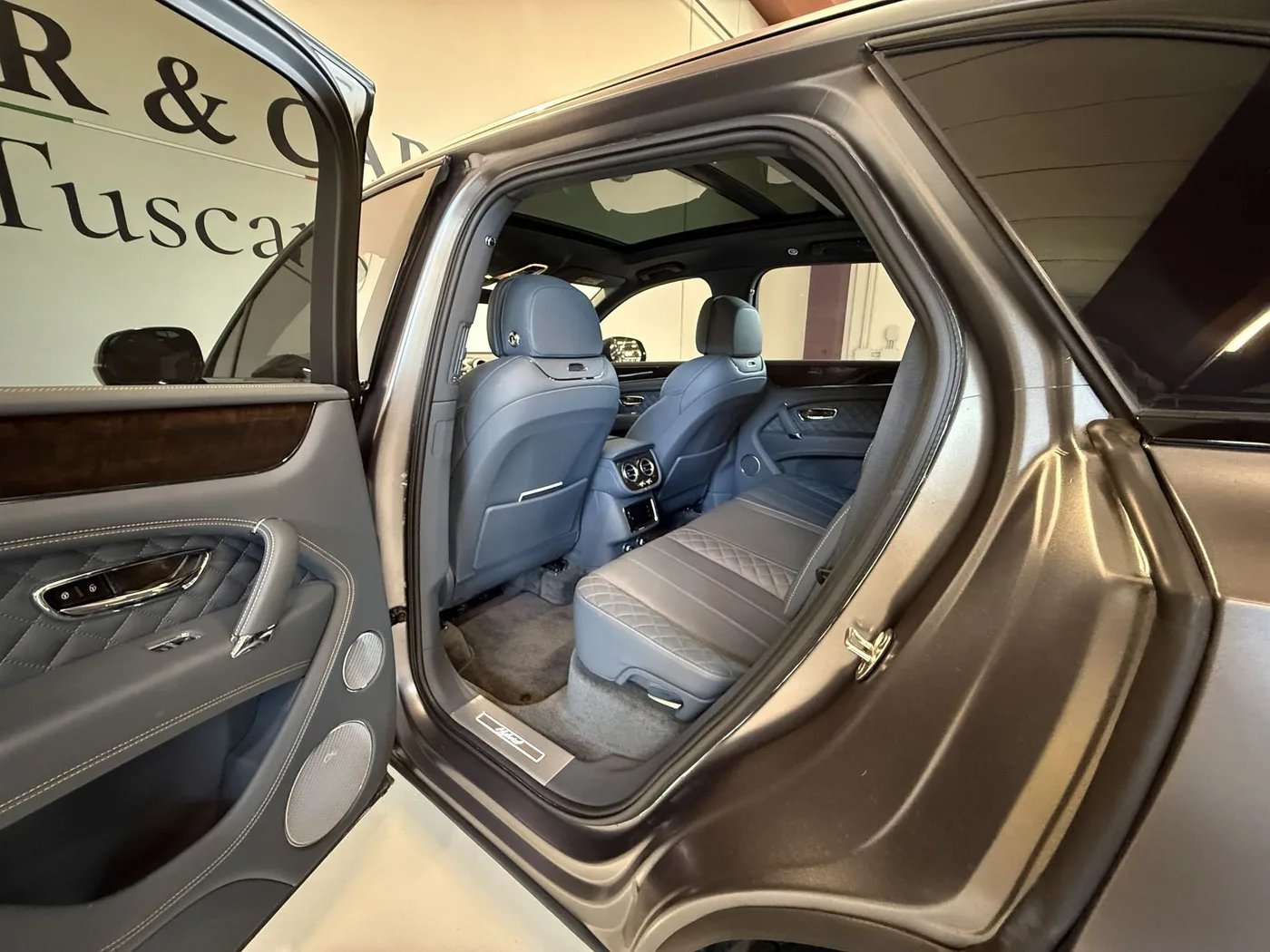 2019 Bentley Bentayga Hybrid offered by a specialist dealer in Lucca, Italy, photo 23 of 25