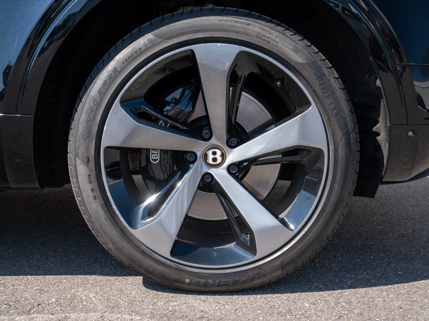 2019 Bentley Bentayga V8 offered by a specialist dealer in Singen, Germany, photo 2 of 25