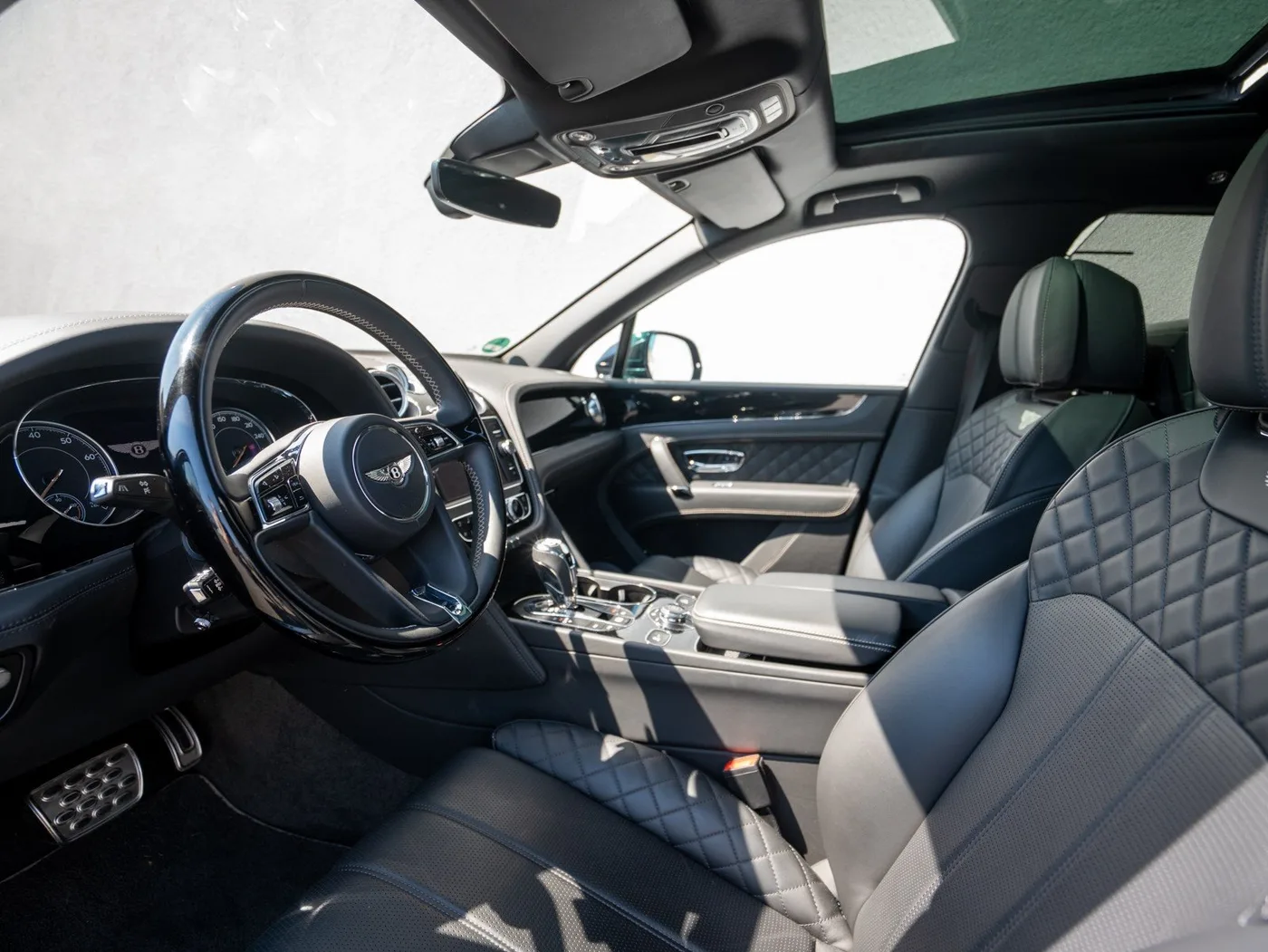 2019 Bentley Bentayga V8 offered by a specialist dealer in Singen, Germany, photo 6 of 25