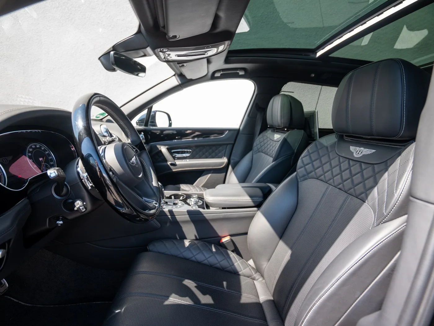2019 Bentley Bentayga V8 offered by a specialist dealer in Singen, Germany, photo 8 of 25