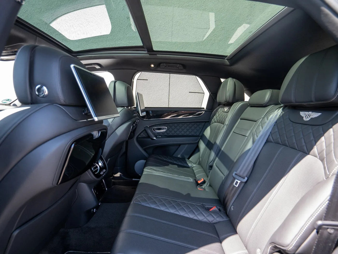 2019 Bentley Bentayga V8 offered by a specialist dealer in Singen, Germany, photo 10 of 25