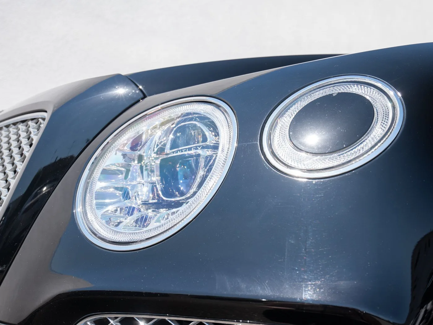 2019 Bentley Bentayga V8 offered by a specialist dealer in Singen, Germany, photo 12 of 25