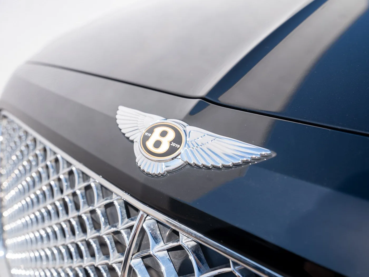 2019 Bentley Bentayga V8 offered by a specialist dealer in Singen, Germany, photo 13 of 25