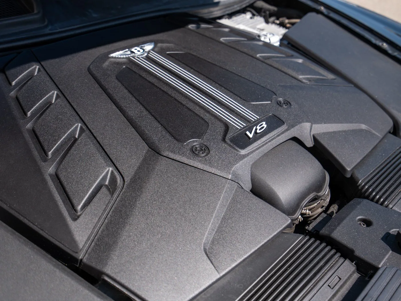 2019 Bentley Bentayga V8 offered by a specialist dealer in Singen, Germany, photo 15 of 25
