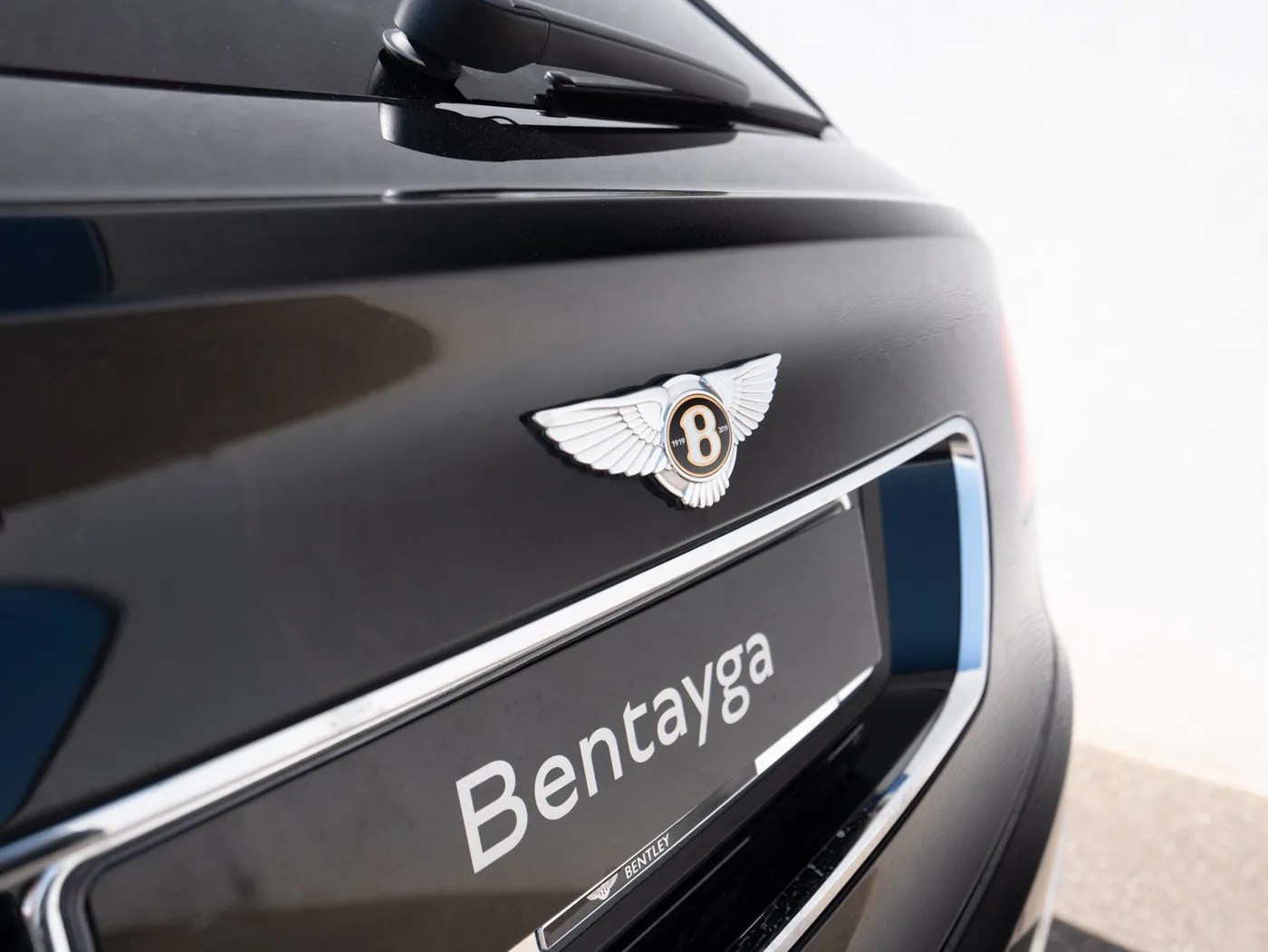 2019 Bentley Bentayga V8 offered by a specialist dealer in Singen, Germany, photo 18 of 25