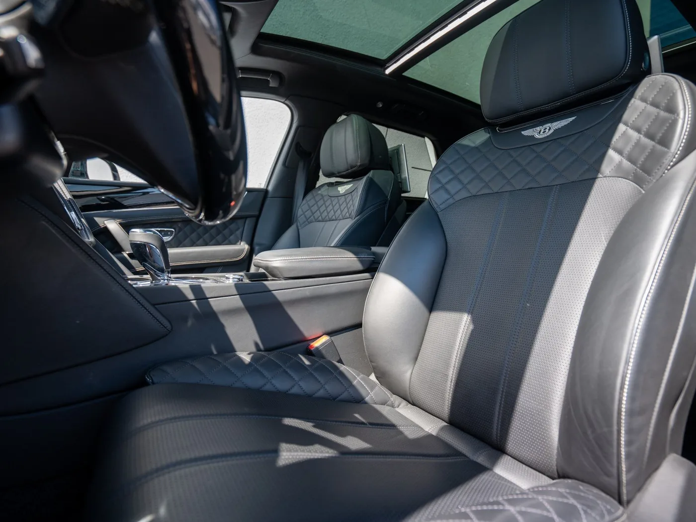2019 Bentley Bentayga V8 offered by a specialist dealer in Singen, Germany, photo 20 of 25