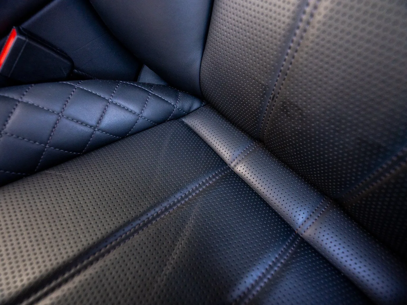 2019 Bentley Bentayga V8 offered by a specialist dealer in Singen, Germany, photo 22 of 25