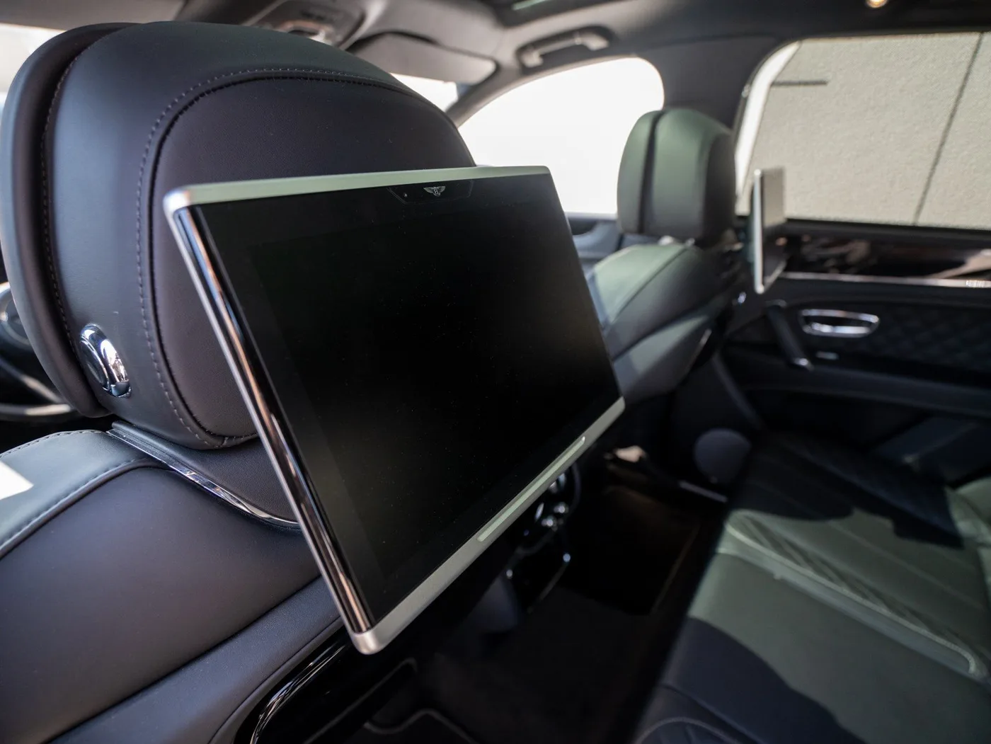2019 Bentley Bentayga V8 offered by a specialist dealer in Singen, Germany, photo 23 of 25