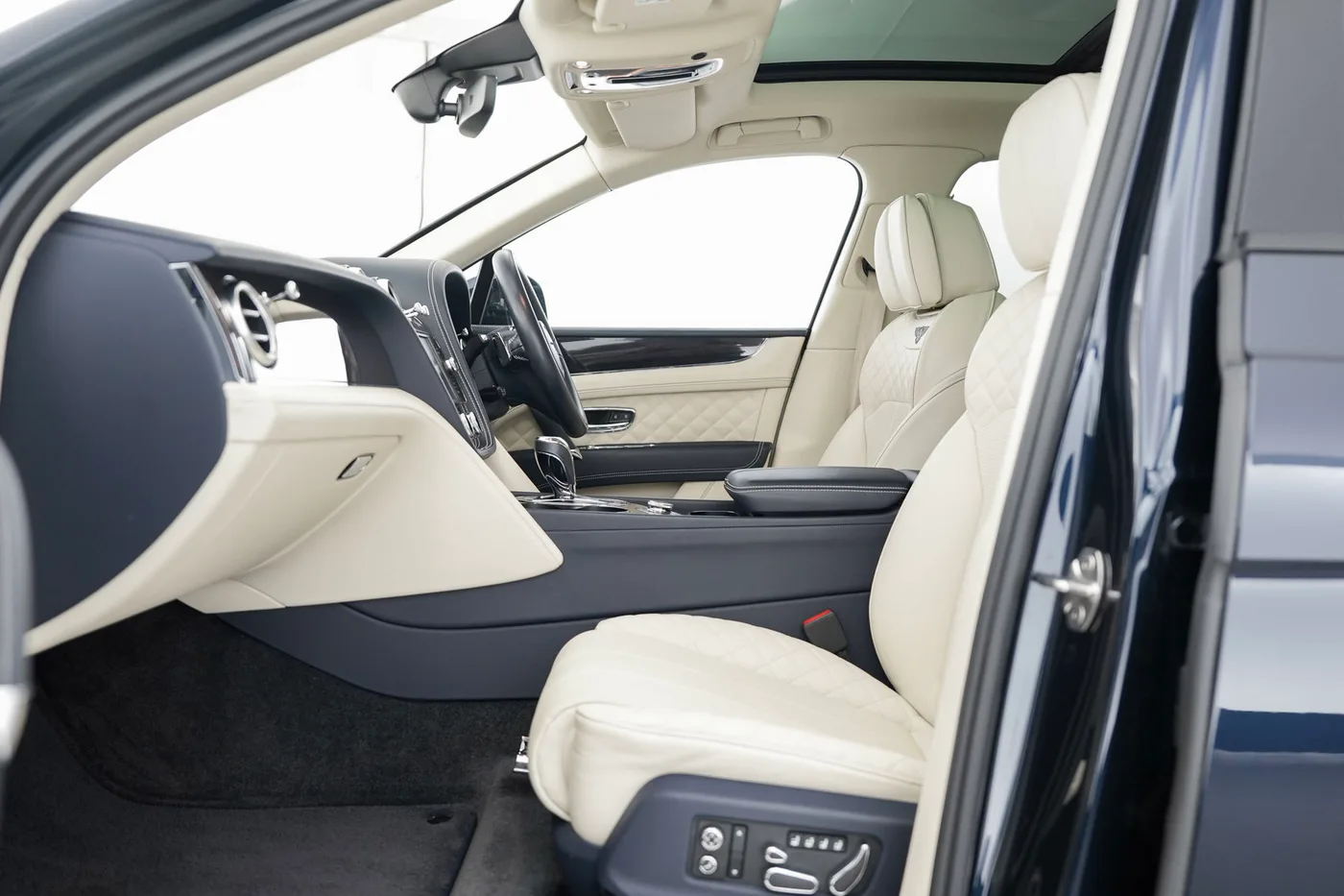 2019 Bentley Bentayga V8 offered by a franchised dealer group in Hatfield, United Kingdom, photo 21 of 25