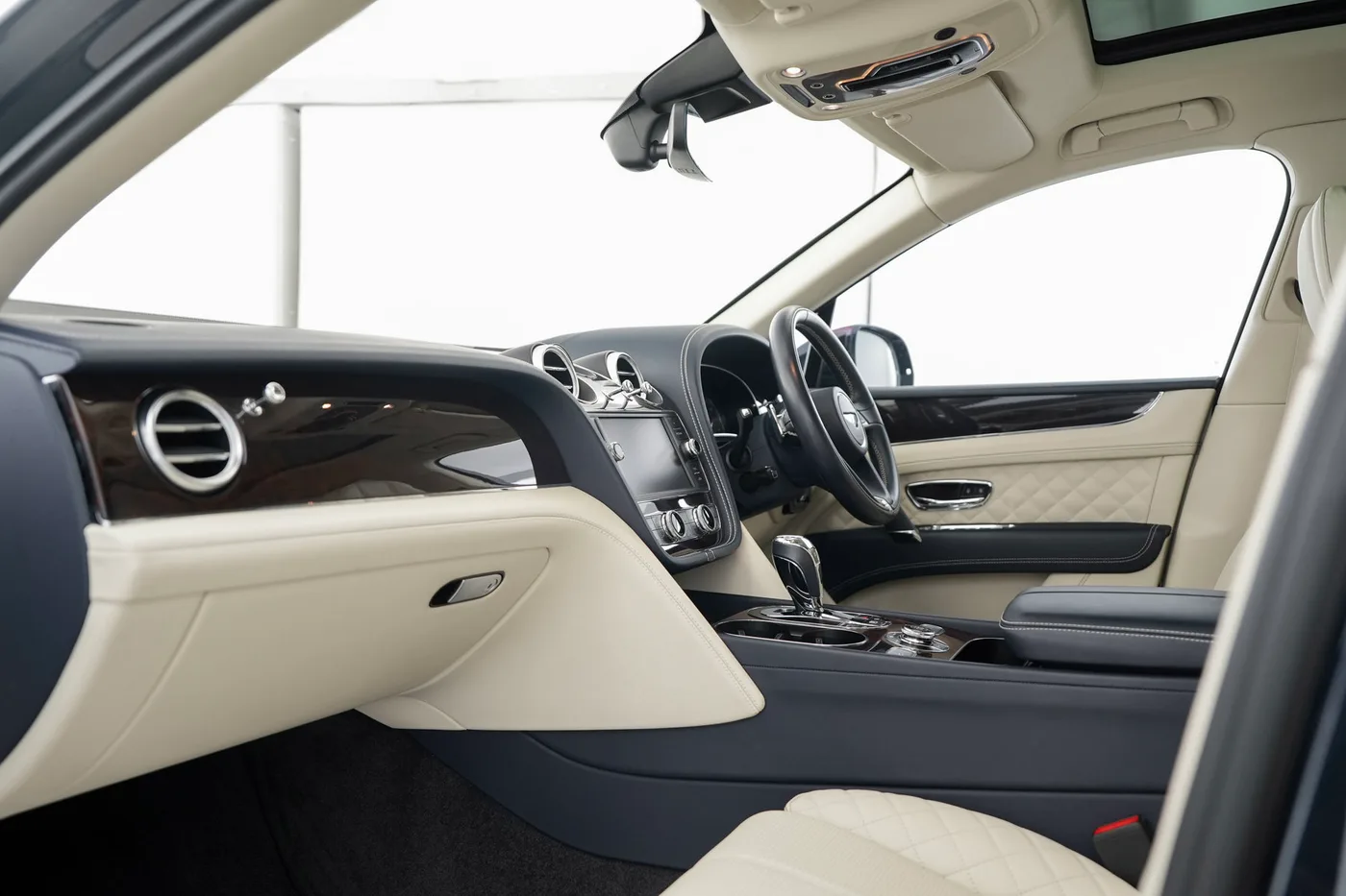 2019 Bentley Bentayga V8 offered by a franchised dealer group in Hatfield, United Kingdom, photo 22 of 25