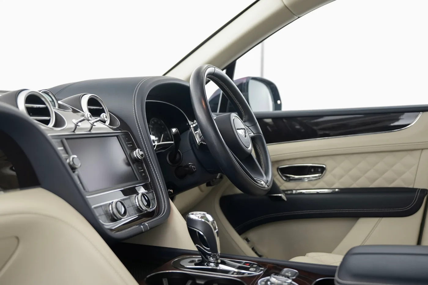 2019 Bentley Bentayga V8 offered by a franchised dealer group in Hatfield, United Kingdom, photo 23 of 25