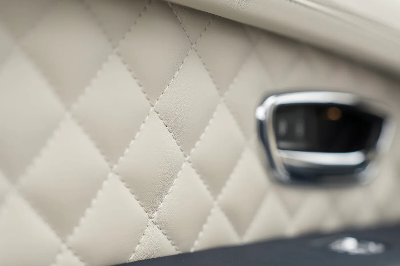 2019 Bentley Bentayga V8 offered by a franchised dealer group in Hatfield, United Kingdom, photo 24 of 25