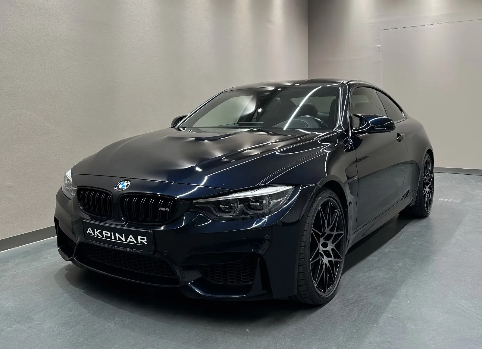 2019 BMW M4 Competition proposée par un concessionnaire spécialisé à Holzgerlingen, Allemagne, photo principale