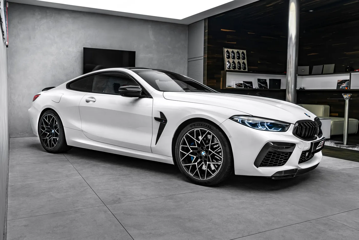 2019 BMW M8 proposée par un concessionnaire spécialisé à Ostrava, Tchéquie, photo 4 sur 15
