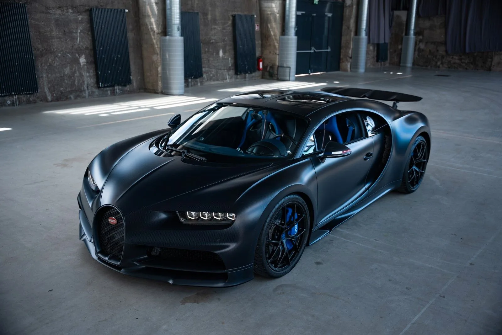 2019 Bugatti Chiron proposée par un concessionnaire agréé à Munich, Allemagne, photo principale