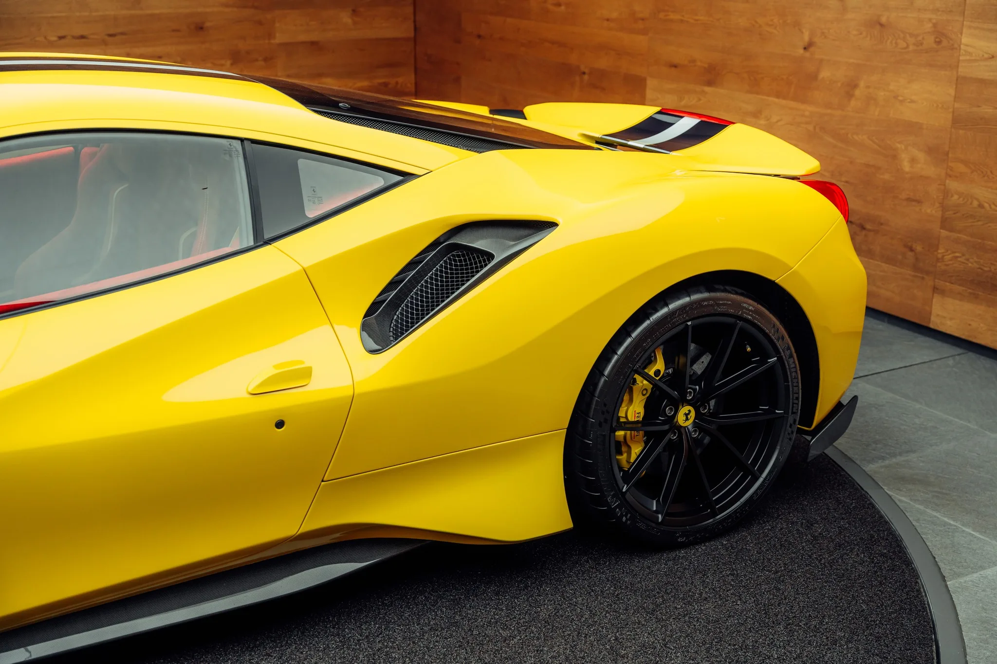 2019 Ferrari 488 Pista, 17/29