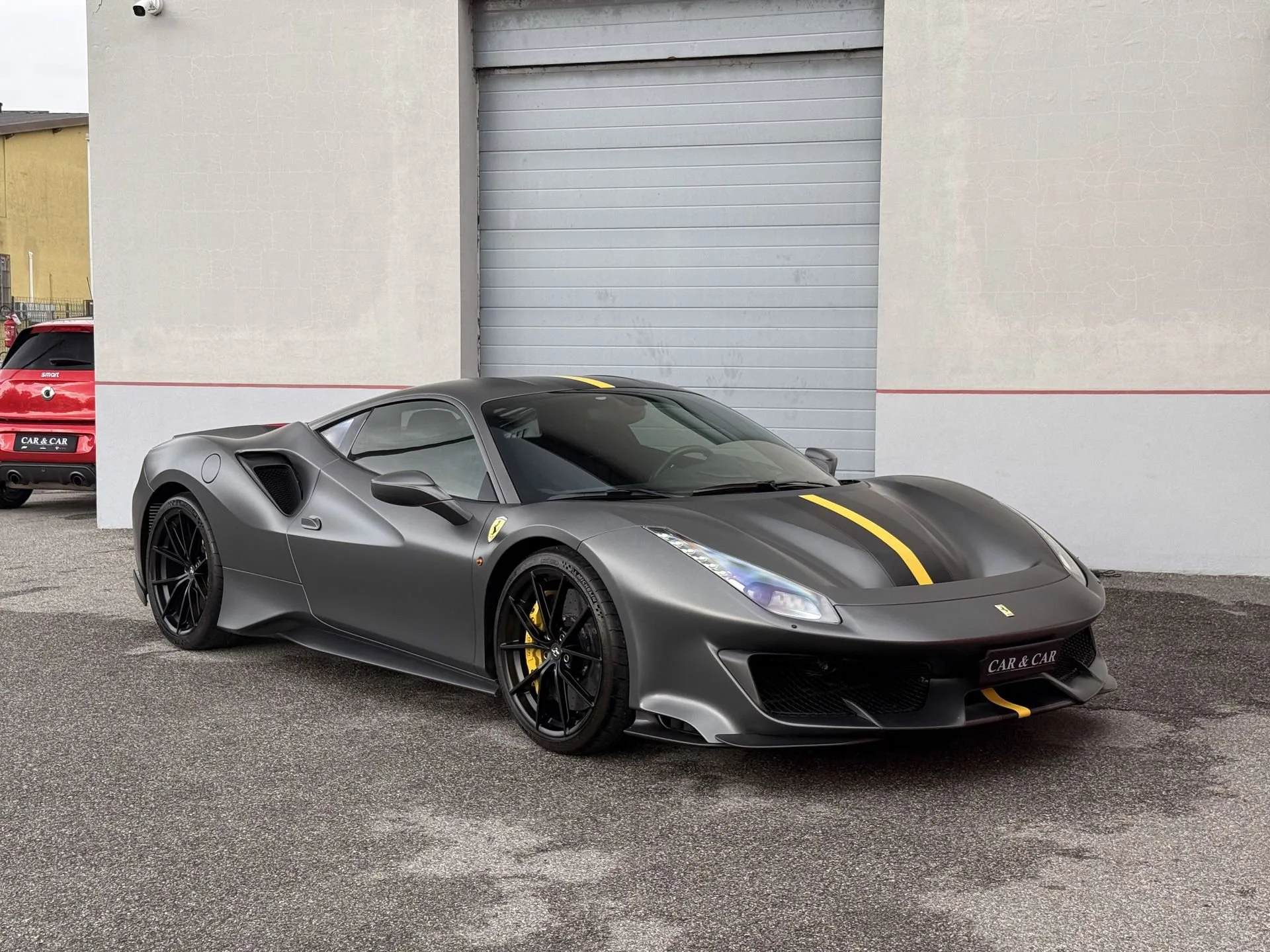 2019 Ferrari 488 Pista en un concesionario especializado de Zibido San Giacomo, Italia, foto principal