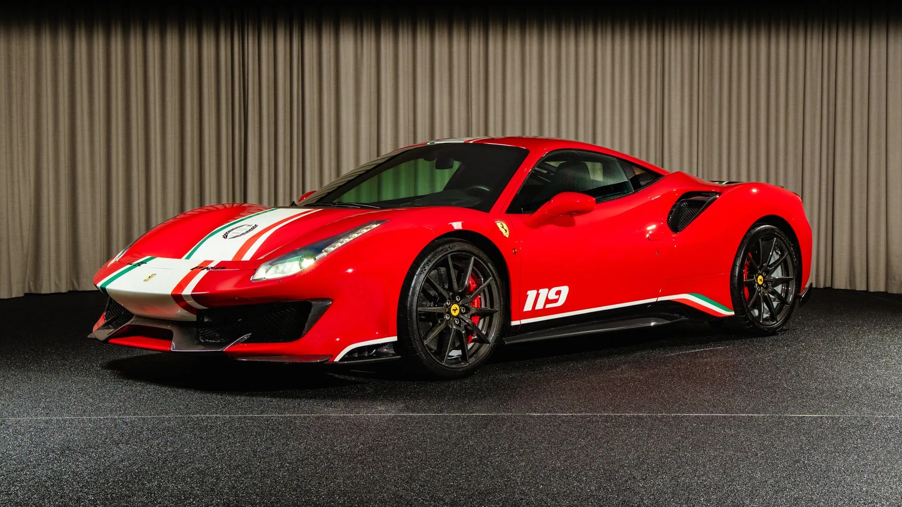 2019 Ferrari 488 Pista Tailor Made Piloti en un concesionario especializado de Kongens Lyngby, Dinamarca, foto principal