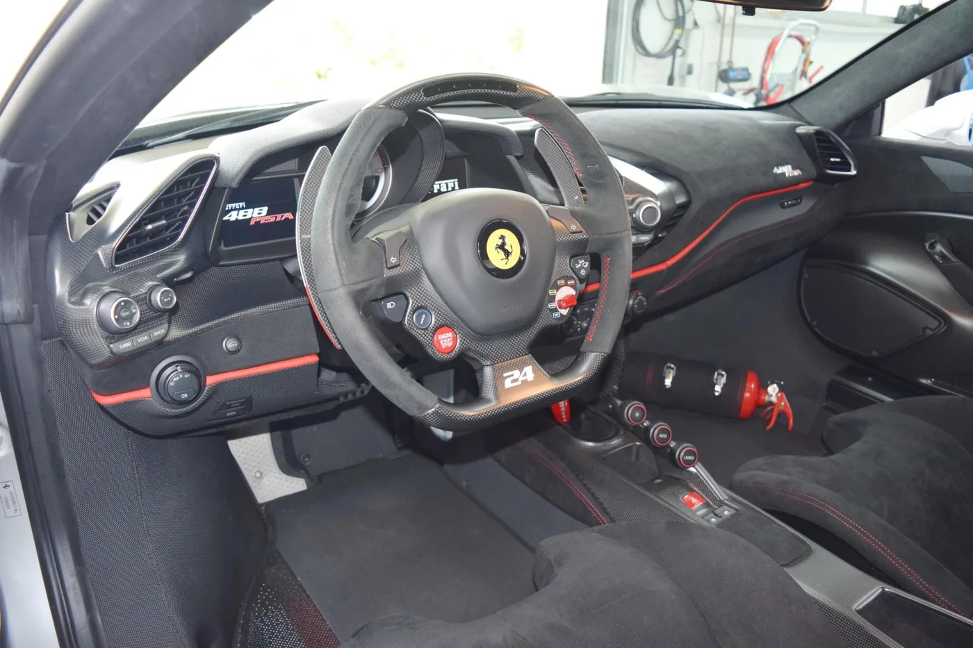 2019 Ferrari 488 Pista proposée par un concessionnaire spécialisé à Pfaffenhofen an der Ilm, Allemagne, photo 4 sur 15