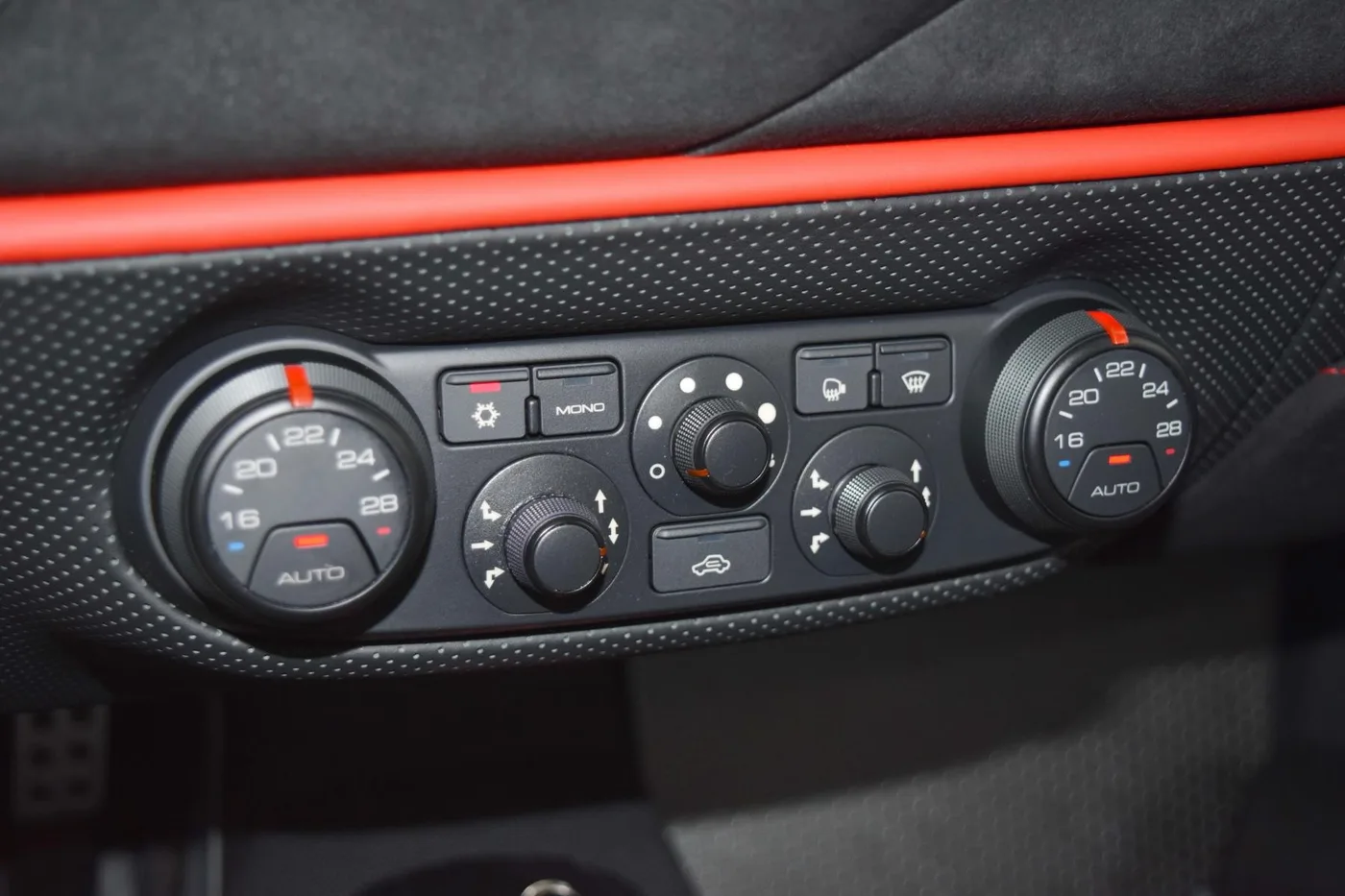 2019 Ferrari 488 Pista proposée par un concessionnaire spécialisé à Pfaffenhofen an der Ilm, Allemagne, photo 10 sur 15