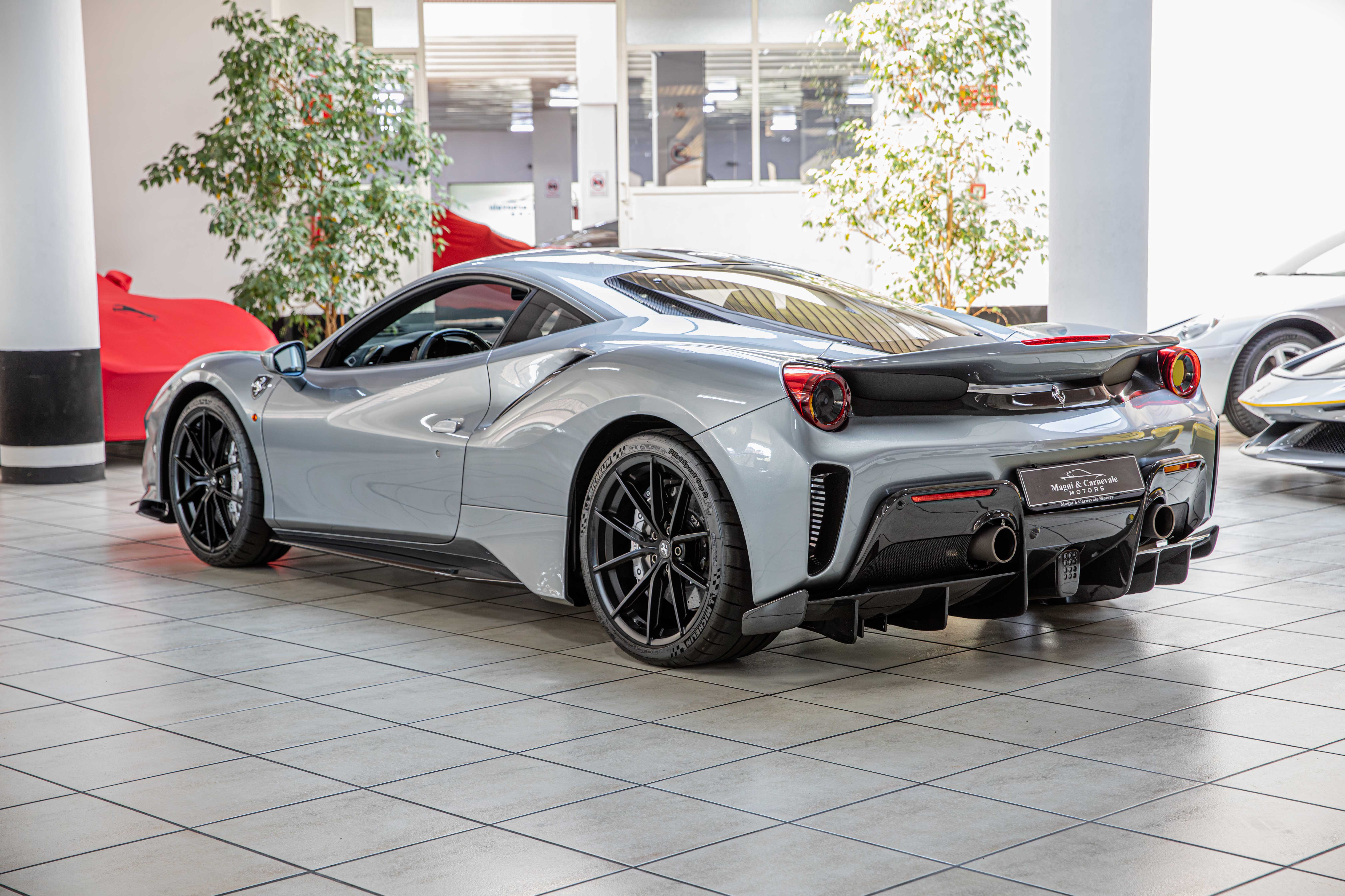 2019 Ferrari 488 Pista angeboten von einem Fachhändler in Milan, Italien, Foto 6 von 20