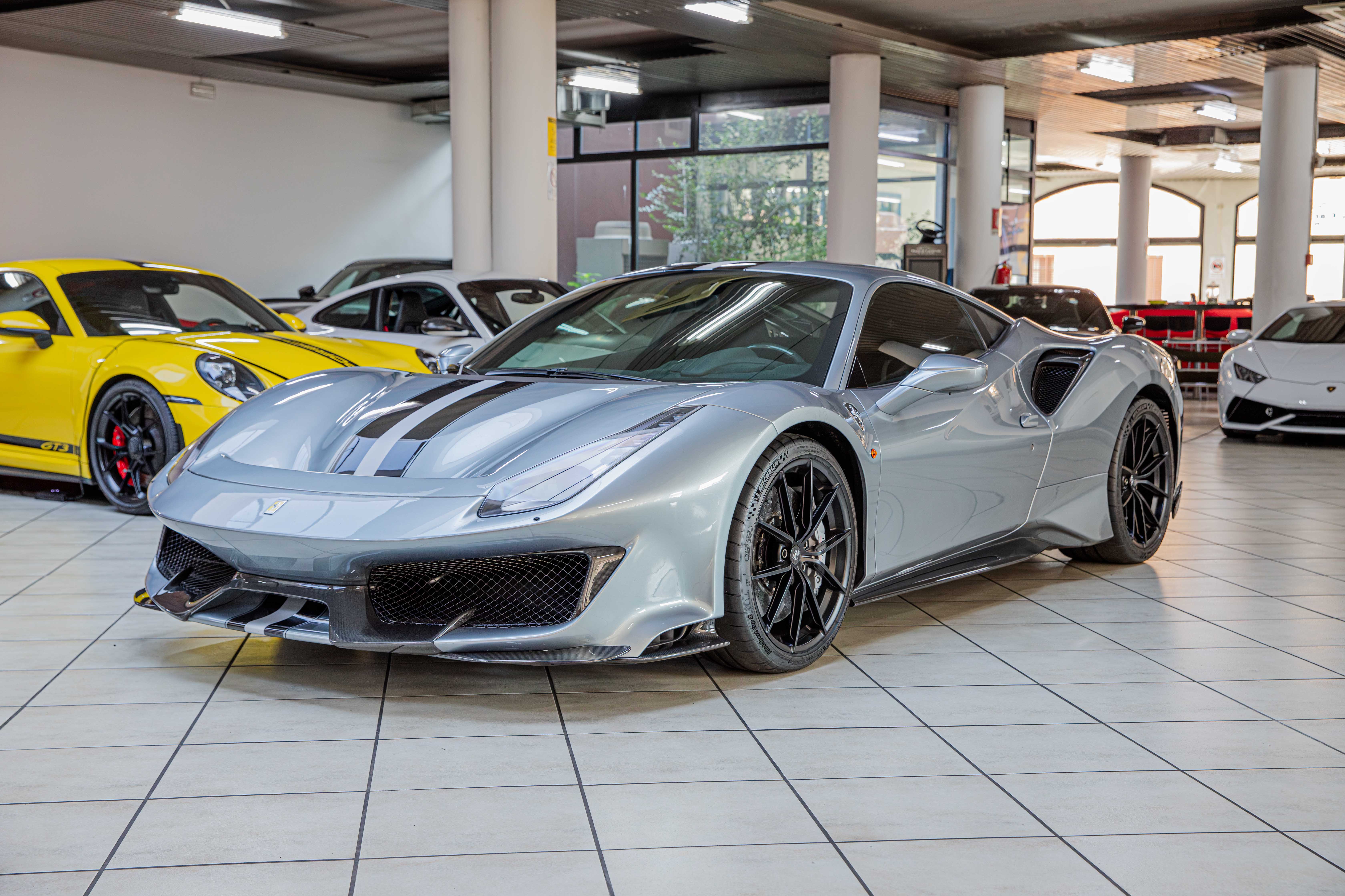 2019 Ferrari 488 Pista angeboten von einem Fachhändler in Milan, Italien, Foto 8 von 20