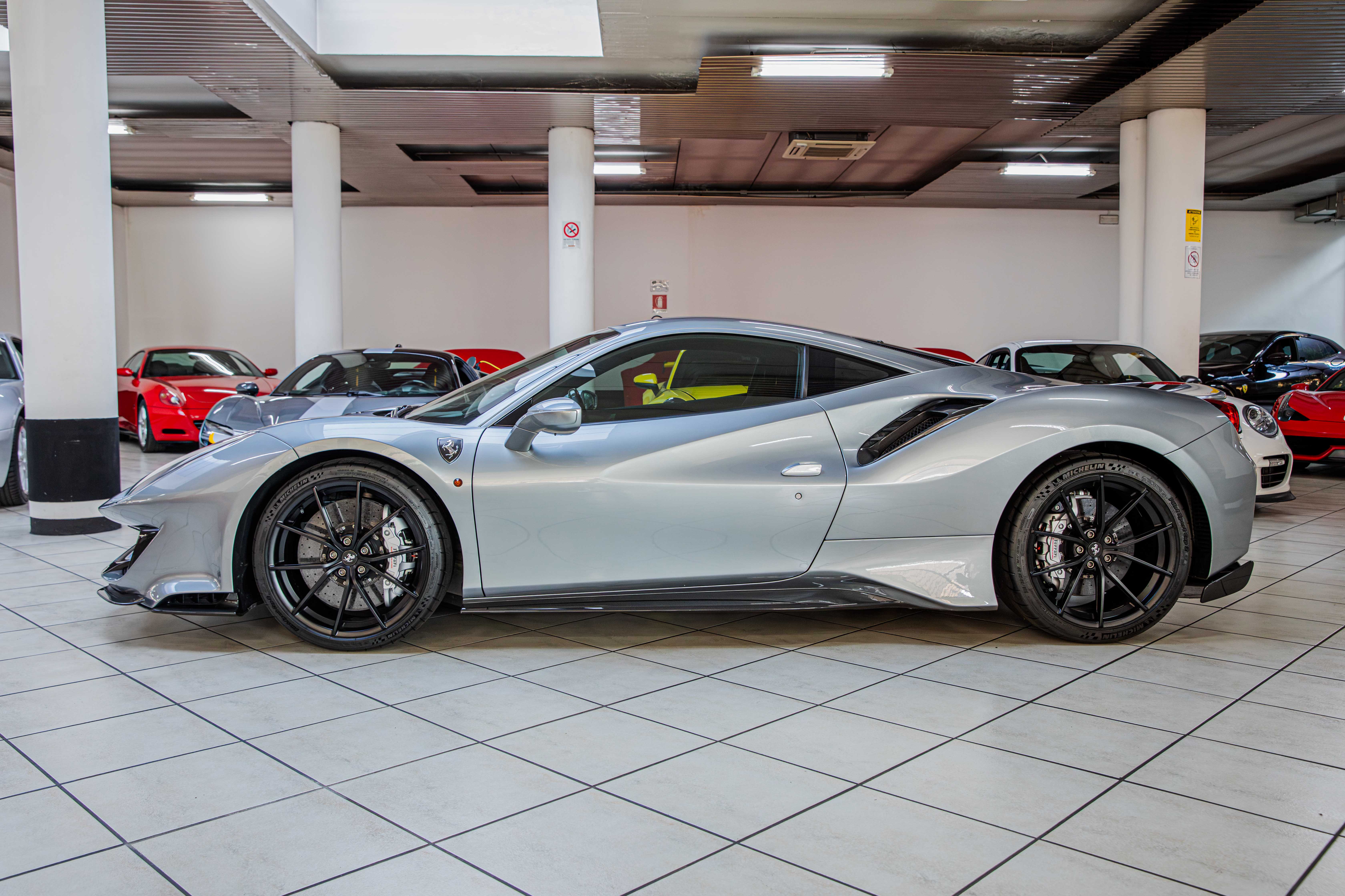 2019 Ferrari 488 Pista angeboten von einem Fachhändler in Milan, Italien, Foto 9 von 20