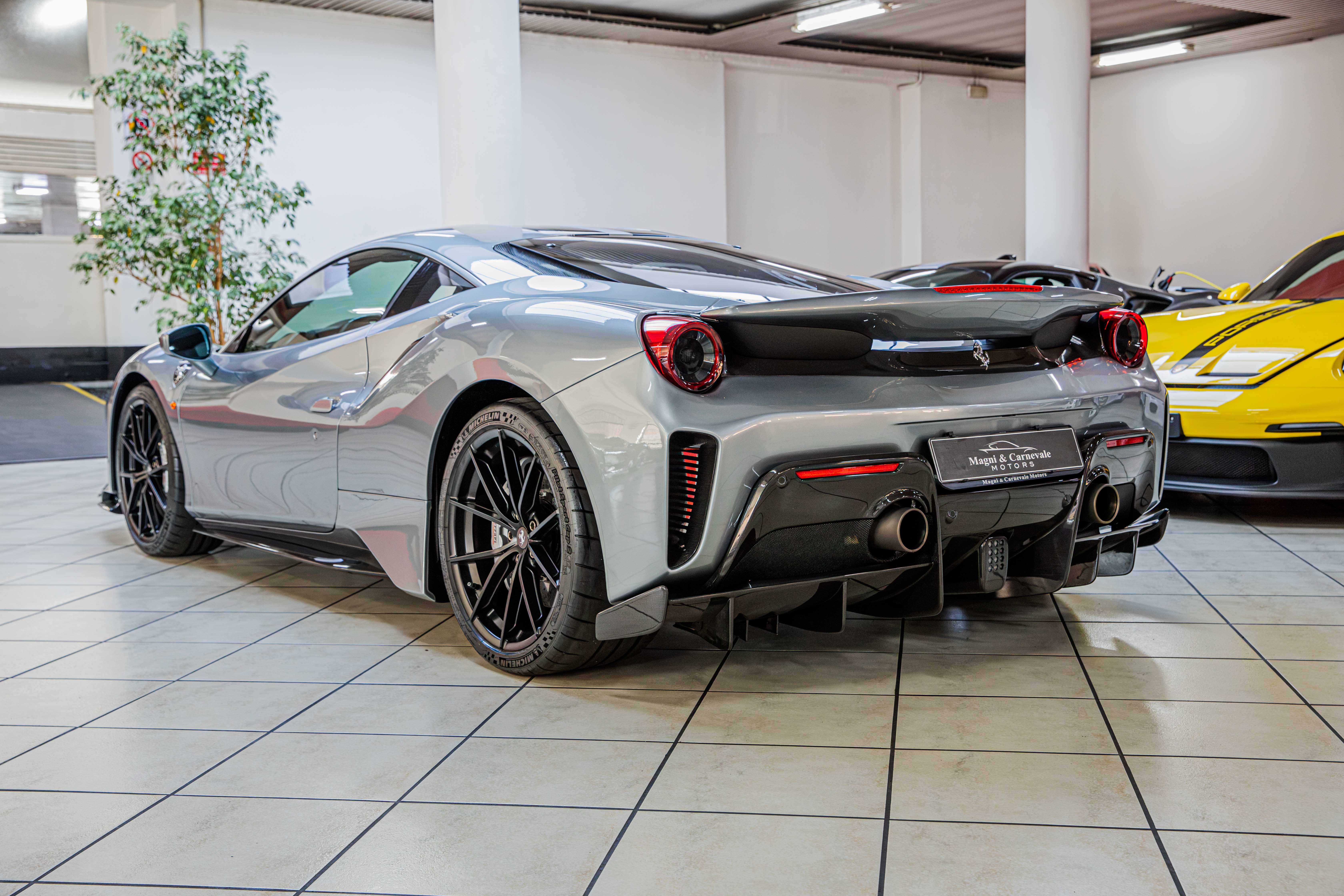 2019 Ferrari 488 Pista angeboten von einem Fachhändler in Milan, Italien, Foto 10 von 20
