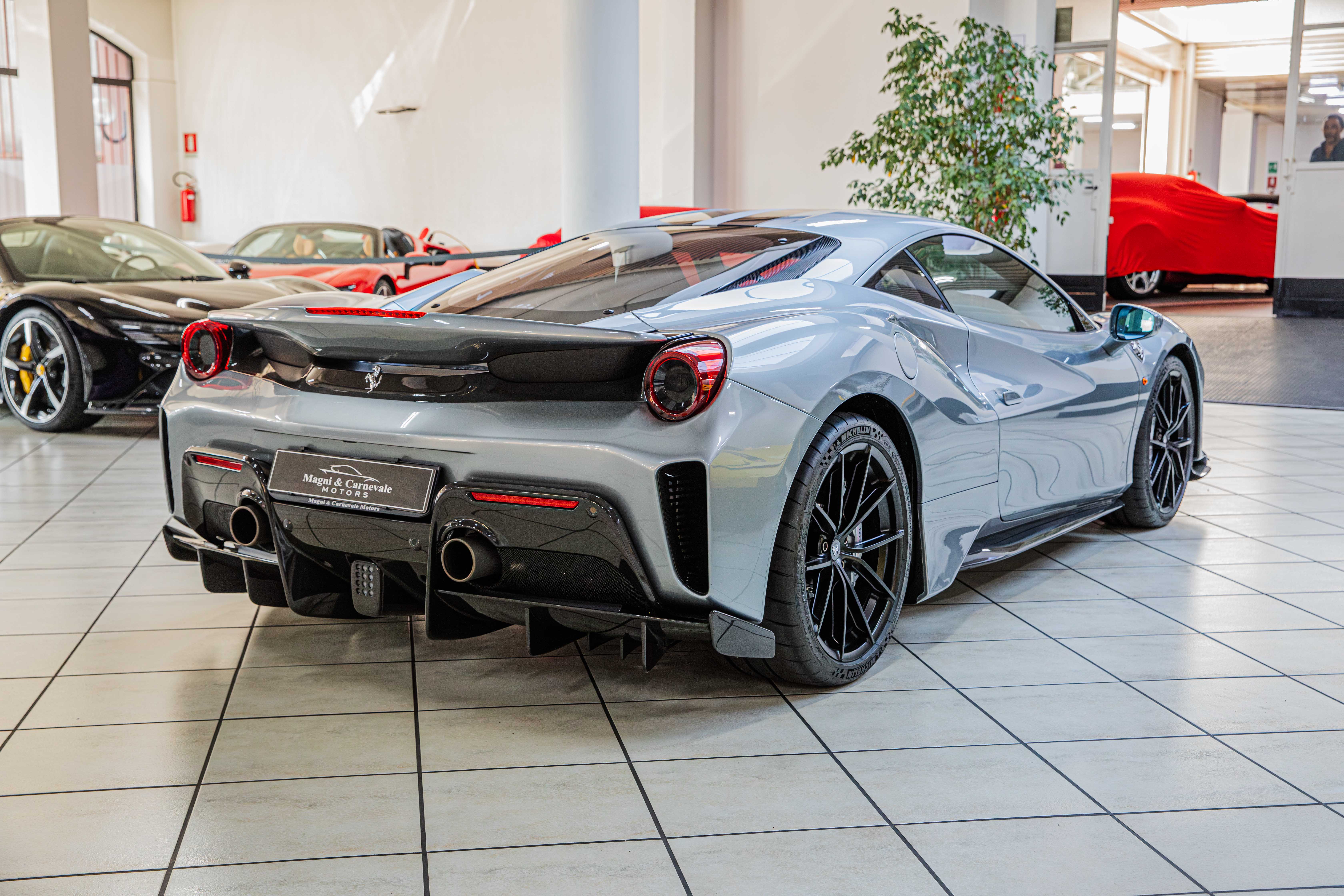 2019 Ferrari 488 Pista angeboten von einem Fachhändler in Milan, Italien, Foto 12 von 20