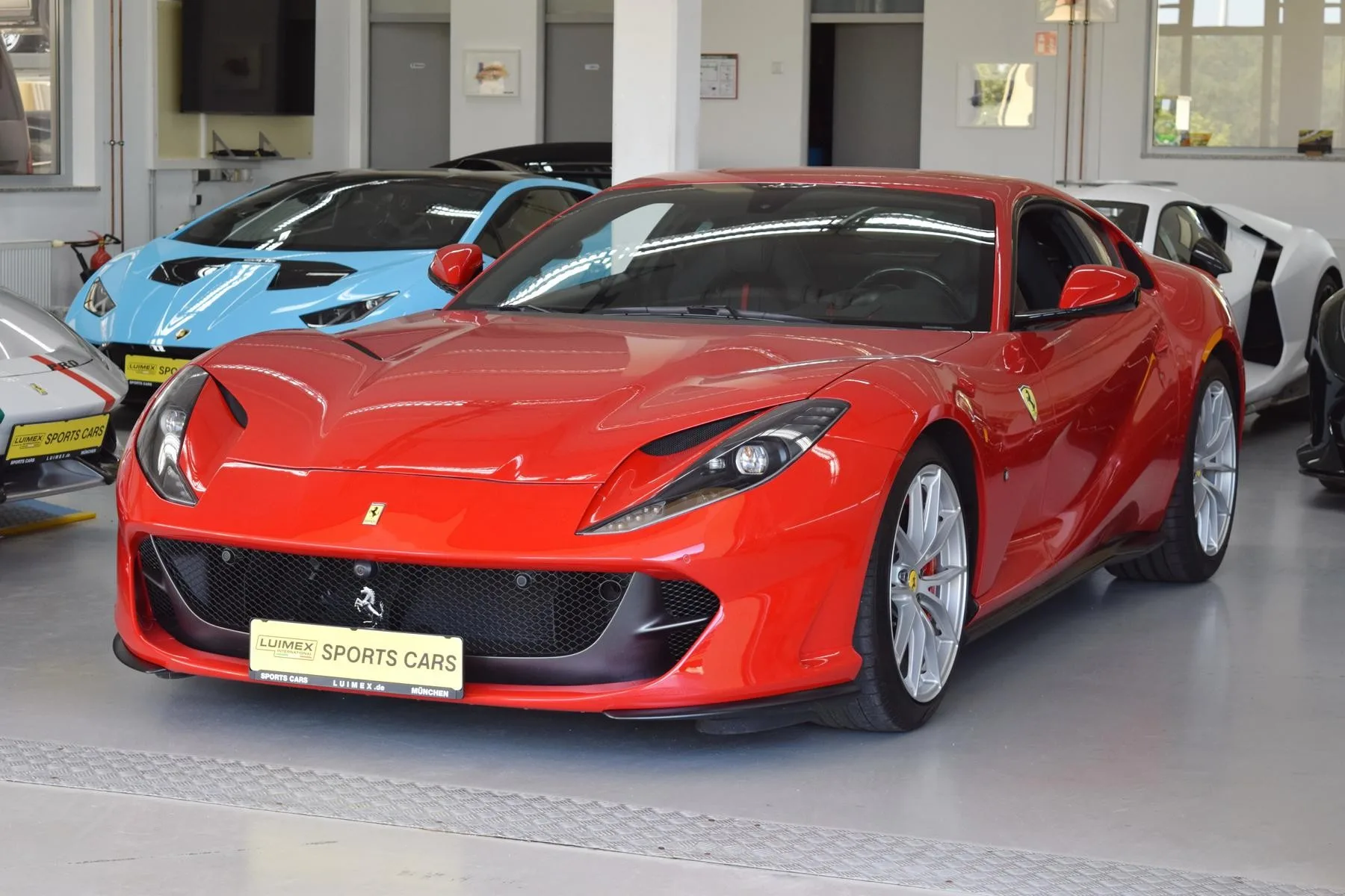 2019 Ferrari 812 Superfast proposée par un concessionnaire spécialisé à Pfaffenhofen an der Ilm, Allemagne, photo principale