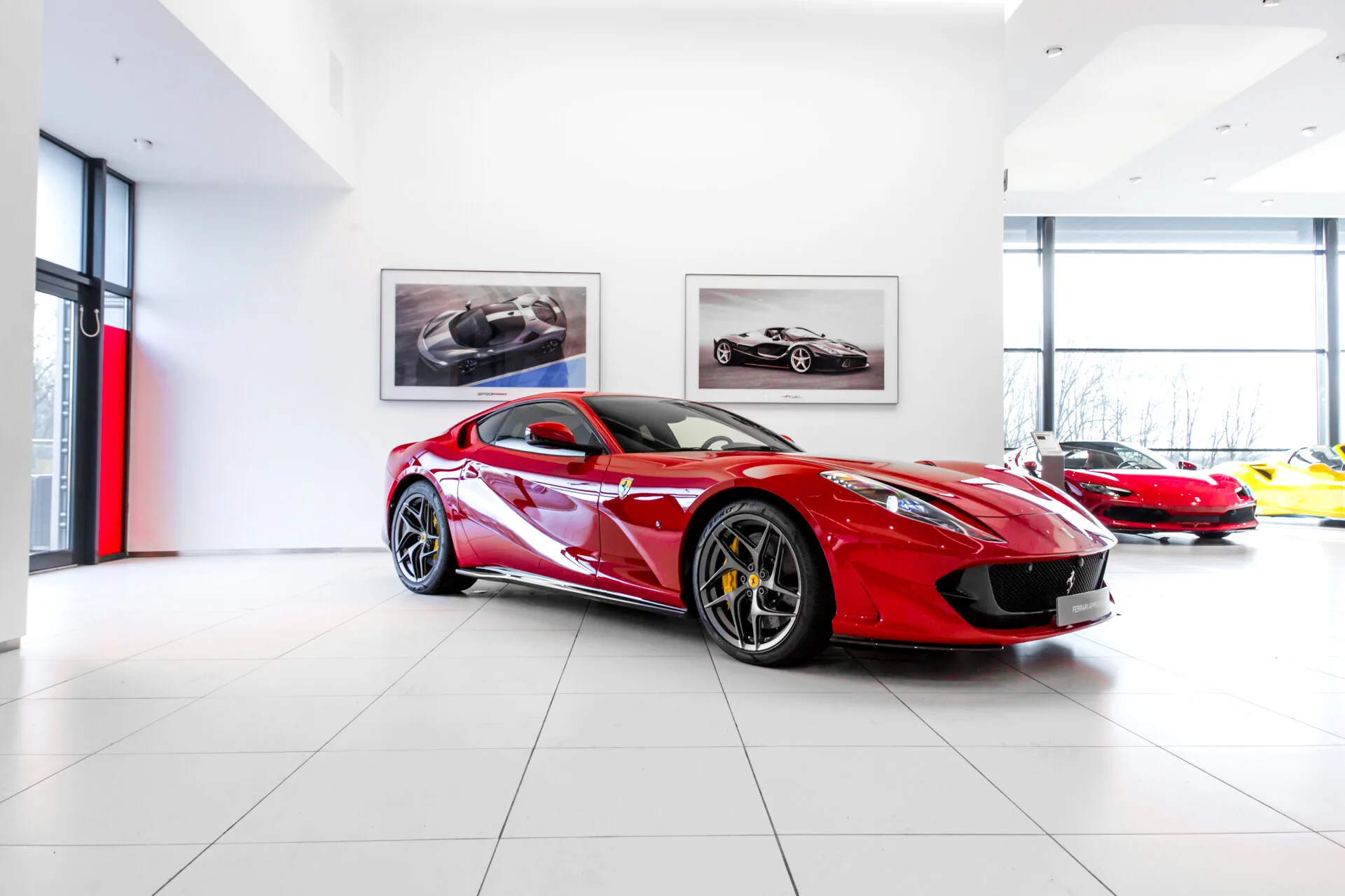 2019 Ferrari 812 Superfast proposée par un concessionnaire spécialisé à Hengelo, Pays-Bas, photo principale