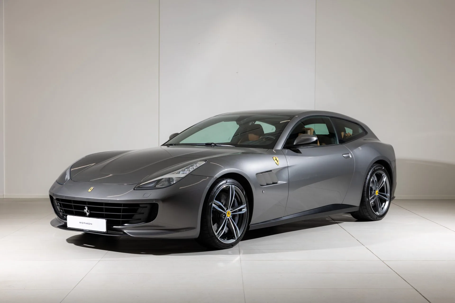 2019 Ferrari GTC4Lusso proposée par un concessionnaire spécialisé à Uppsala, Suède, photo principale