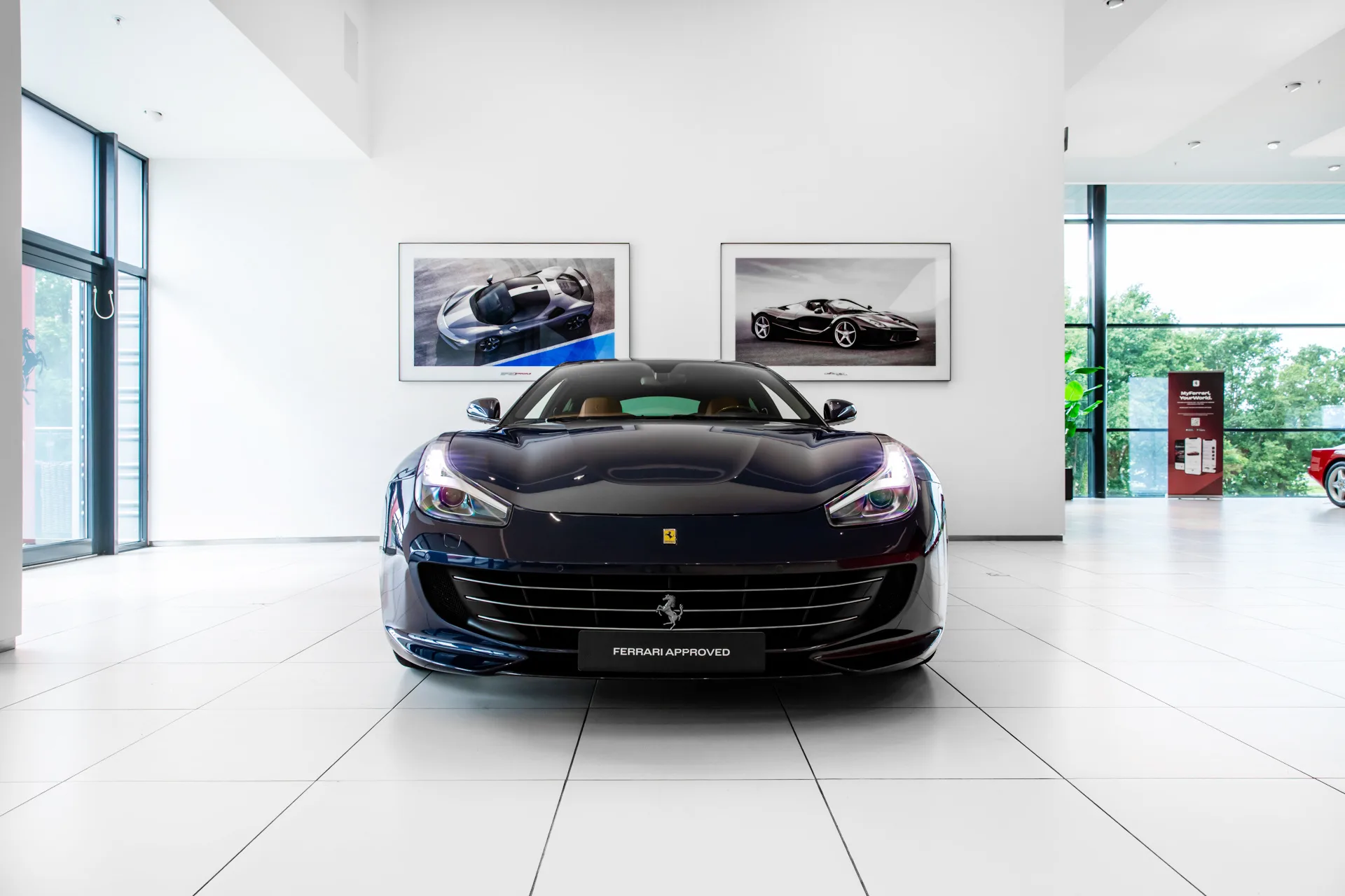 2019 Ferrari GTC4Lusso proposée par un concessionnaire spécialisé à Hengelo, Pays-Bas, photo principale