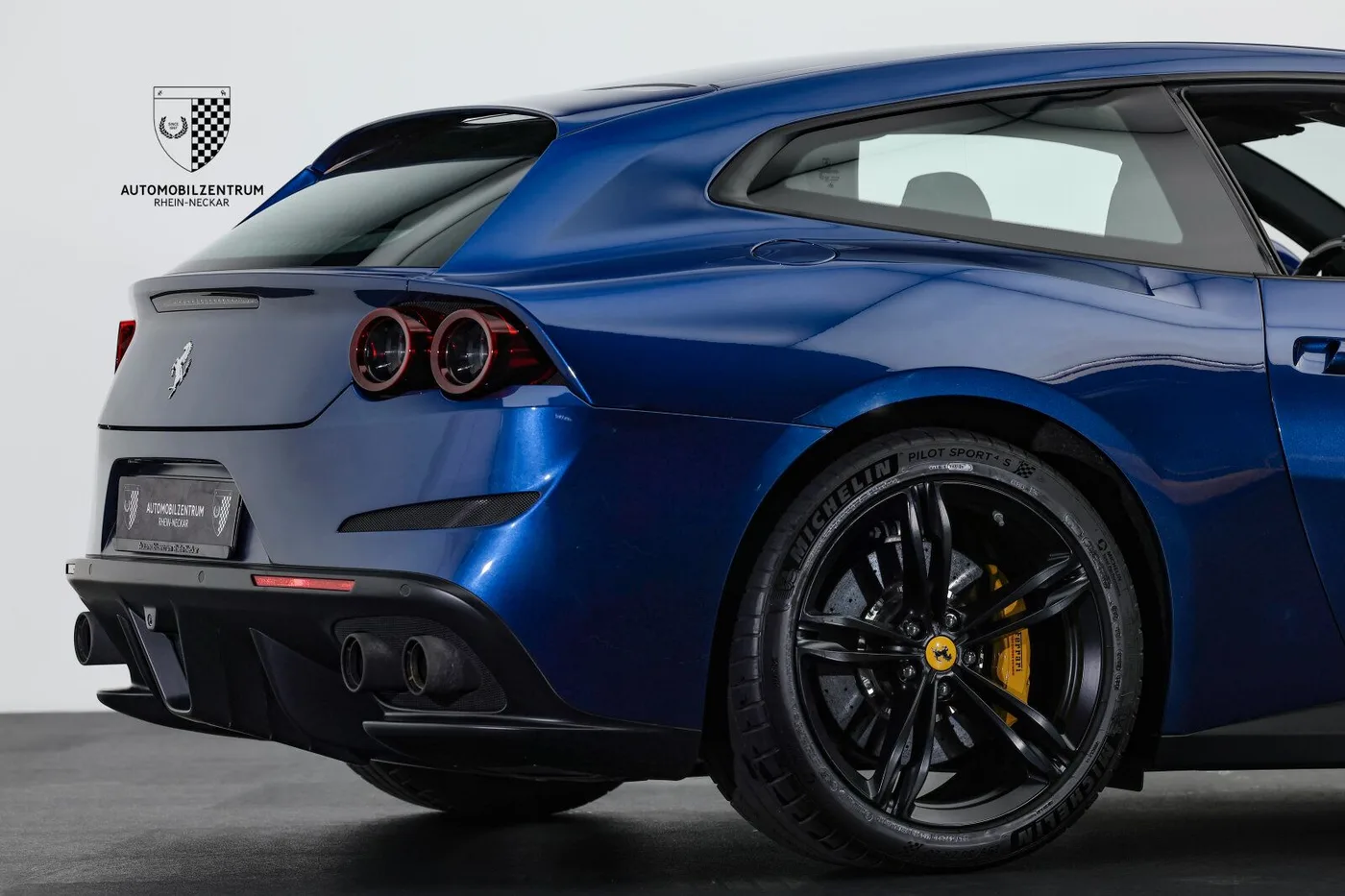 2019 Ferrari GTC4Lusso V12 proposée par un spécialiste de la supercar à Viernheim, Allemagne, photo 13 sur 25