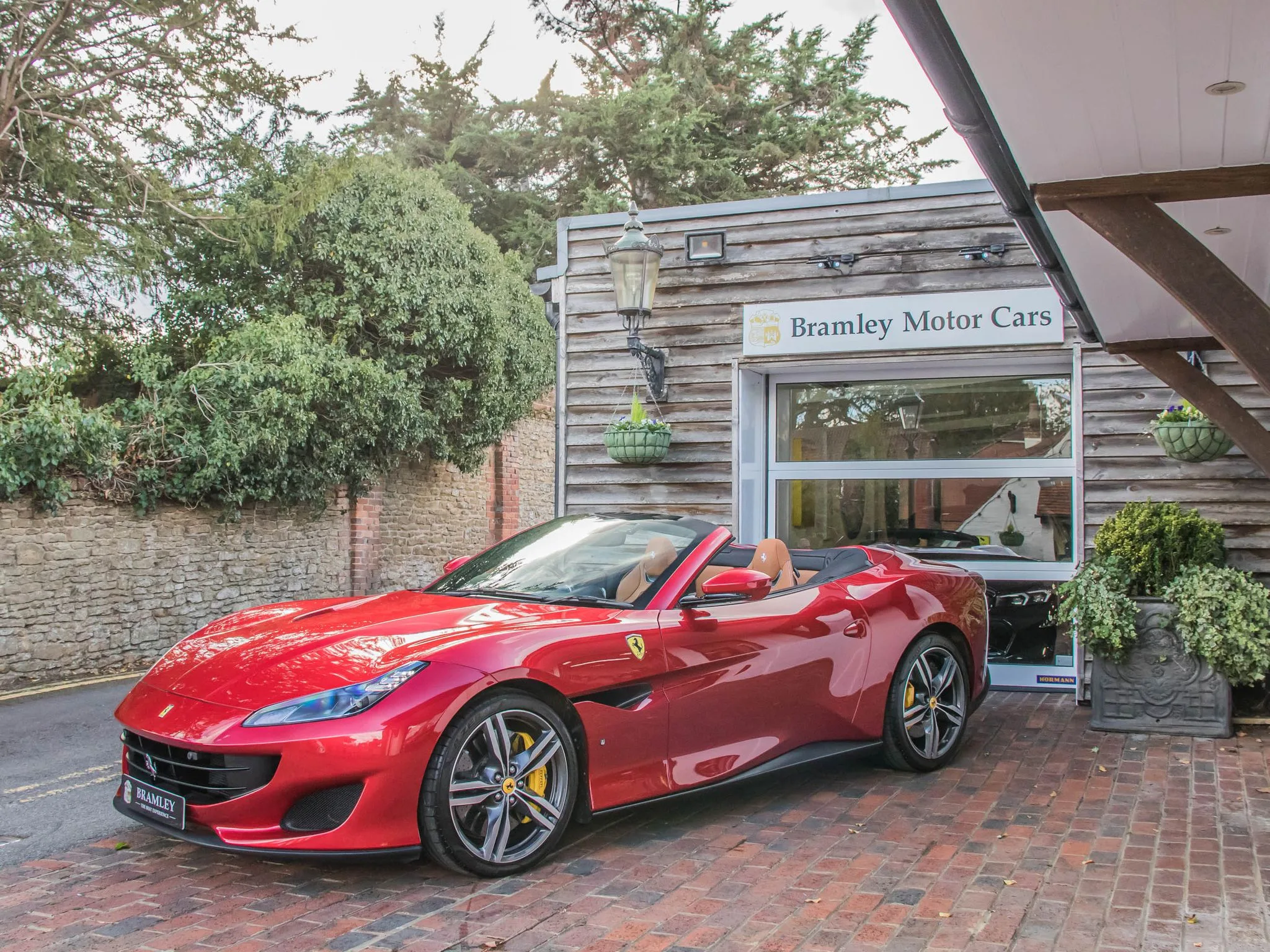 2019 Ferrari Portofino angeboten von einem Fachhändler in Bramley, Vereinigtes Königreich, Hauptfoto