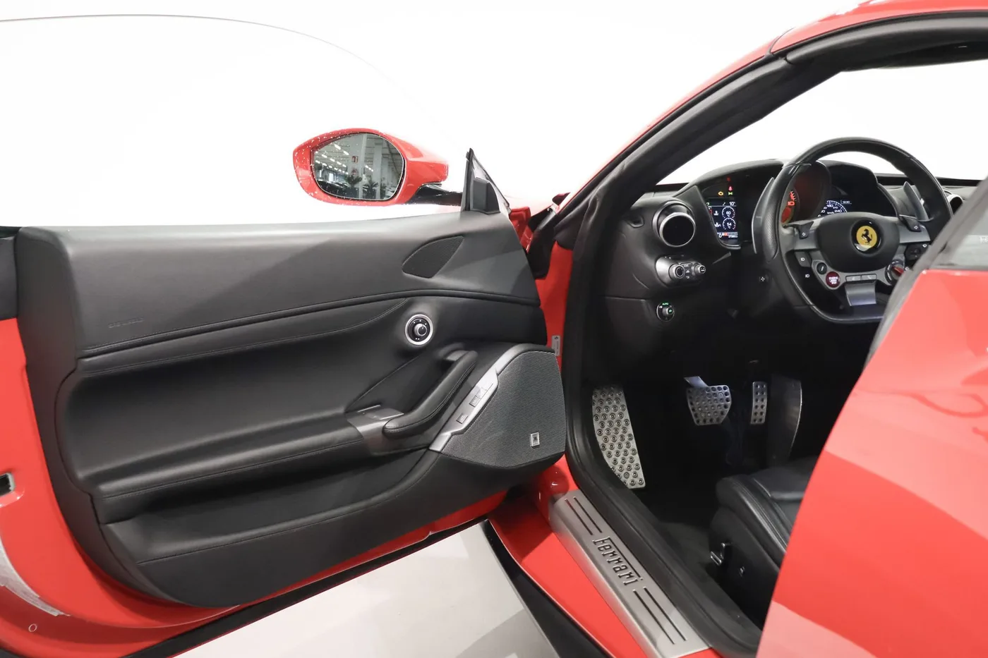 2019 Ferrari Portofino angeboten von einem Supersportwagenhändler in Zibido San Giacomo, Italien, Foto 10 von 25