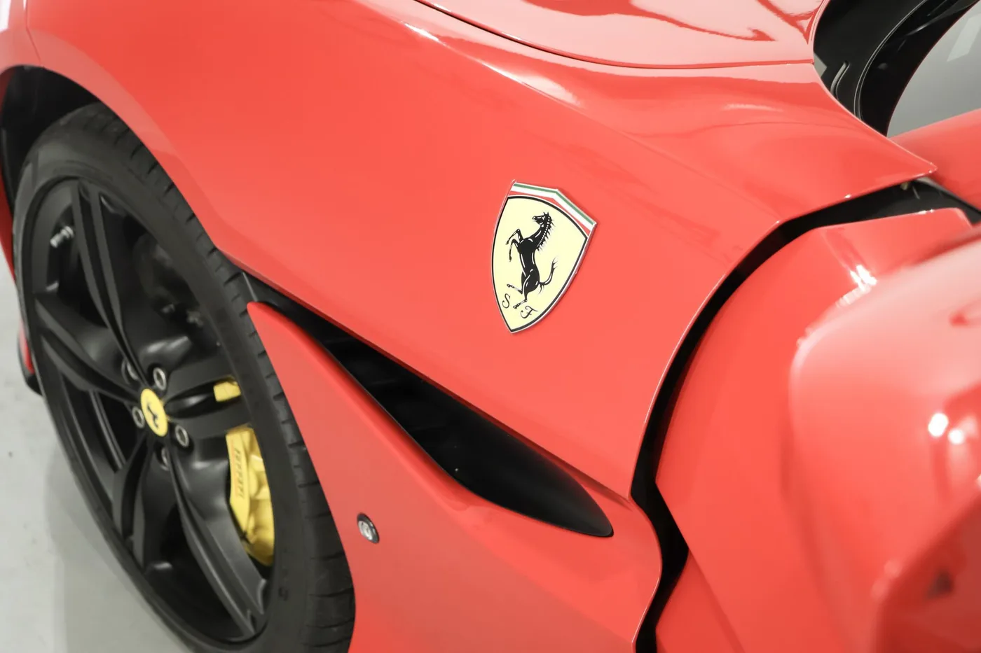 2019 Ferrari Portofino angeboten von einem Supersportwagenhändler in Zibido San Giacomo, Italien, Foto 14 von 25