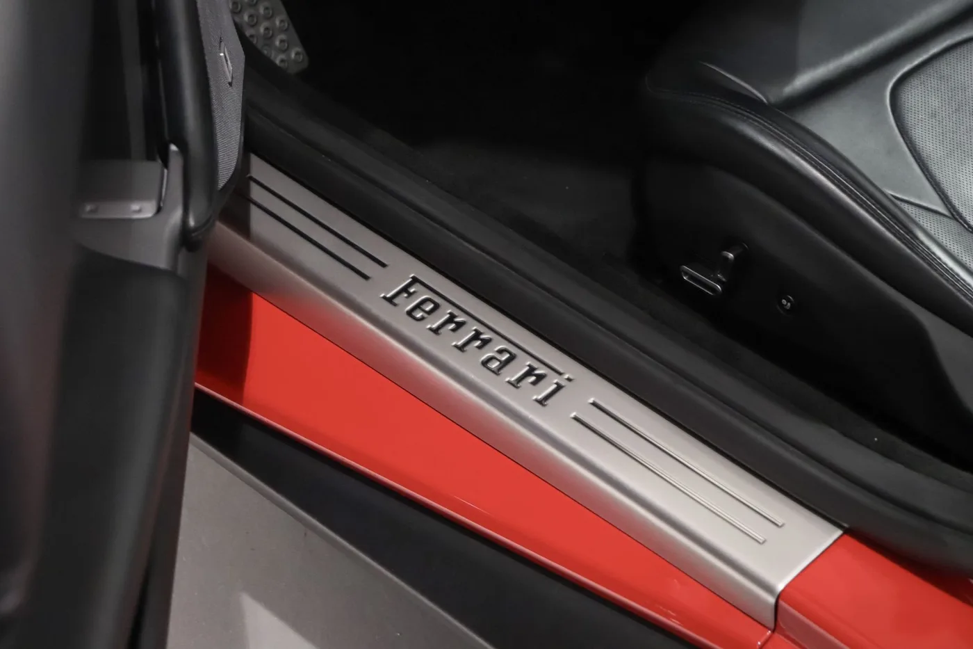 2019 Ferrari Portofino angeboten von einem Supersportwagenhändler in Zibido San Giacomo, Italien, Foto 16 von 25