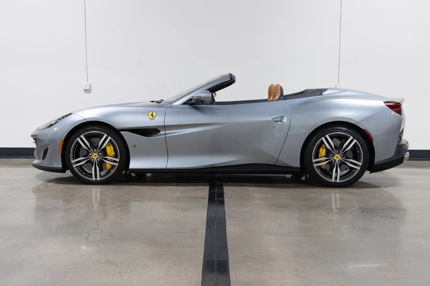 2019 Ferrari Portofino verkauft von einem Fachhändler in Costa Mesa, Vereinigte Staaten, Foto 6 von 15