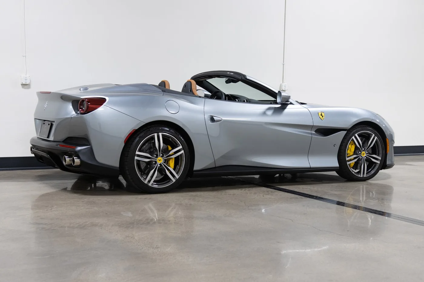 2019 Ferrari Portofino verkauft von einem Fachhändler in Costa Mesa, Vereinigte Staaten, Foto 8 von 15