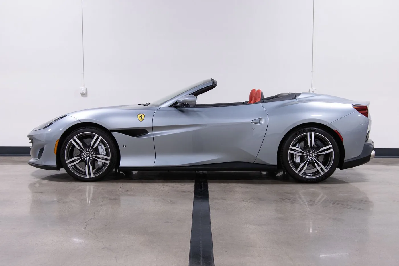2019 Ferrari Portofino verkauft von einem Fachhändler in Costa Mesa, Vereinigte Staaten, Foto 6 von 15