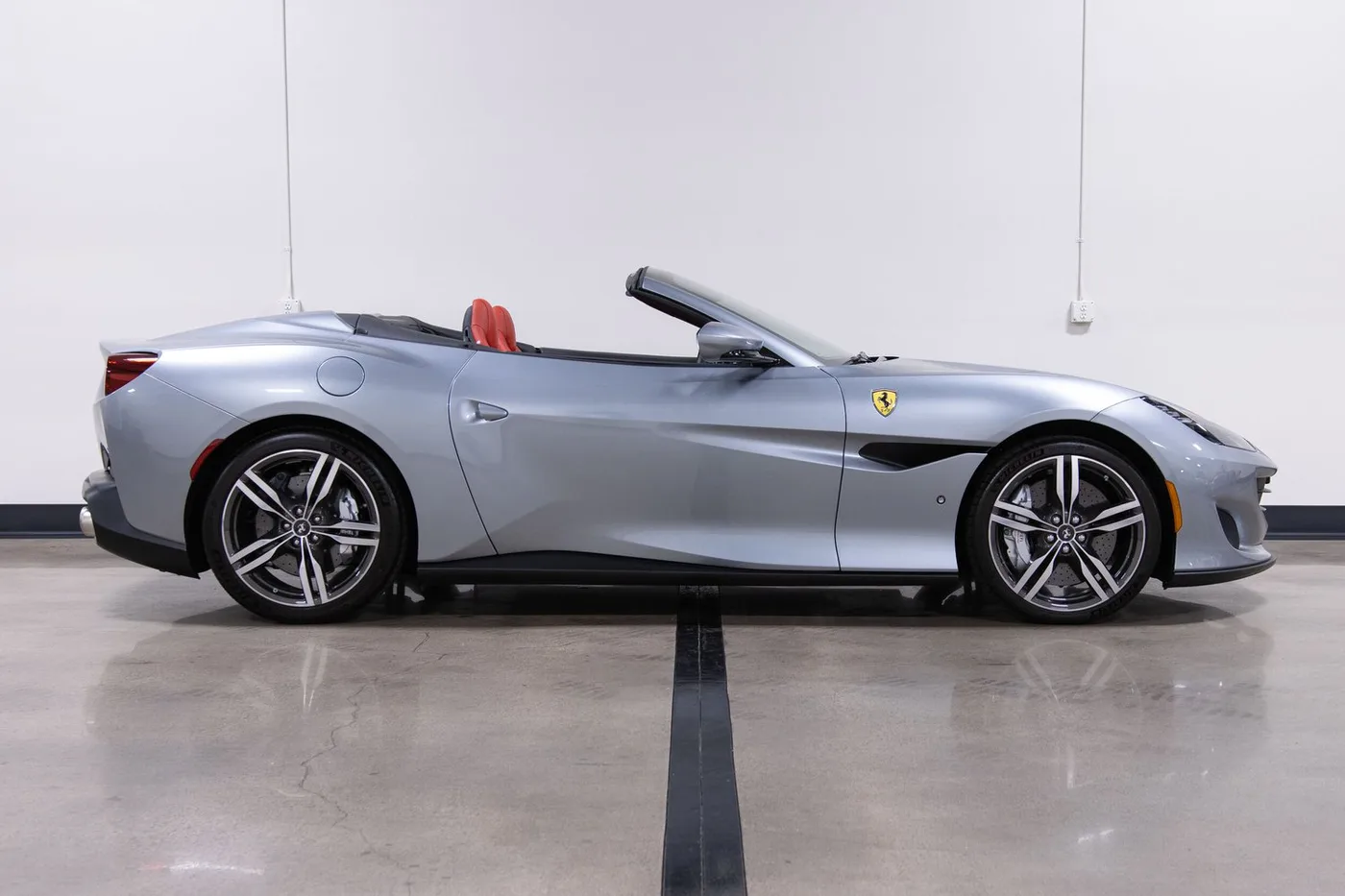 2019 Ferrari Portofino verkauft von einem Fachhändler in Costa Mesa, Vereinigte Staaten, Foto 9 von 15